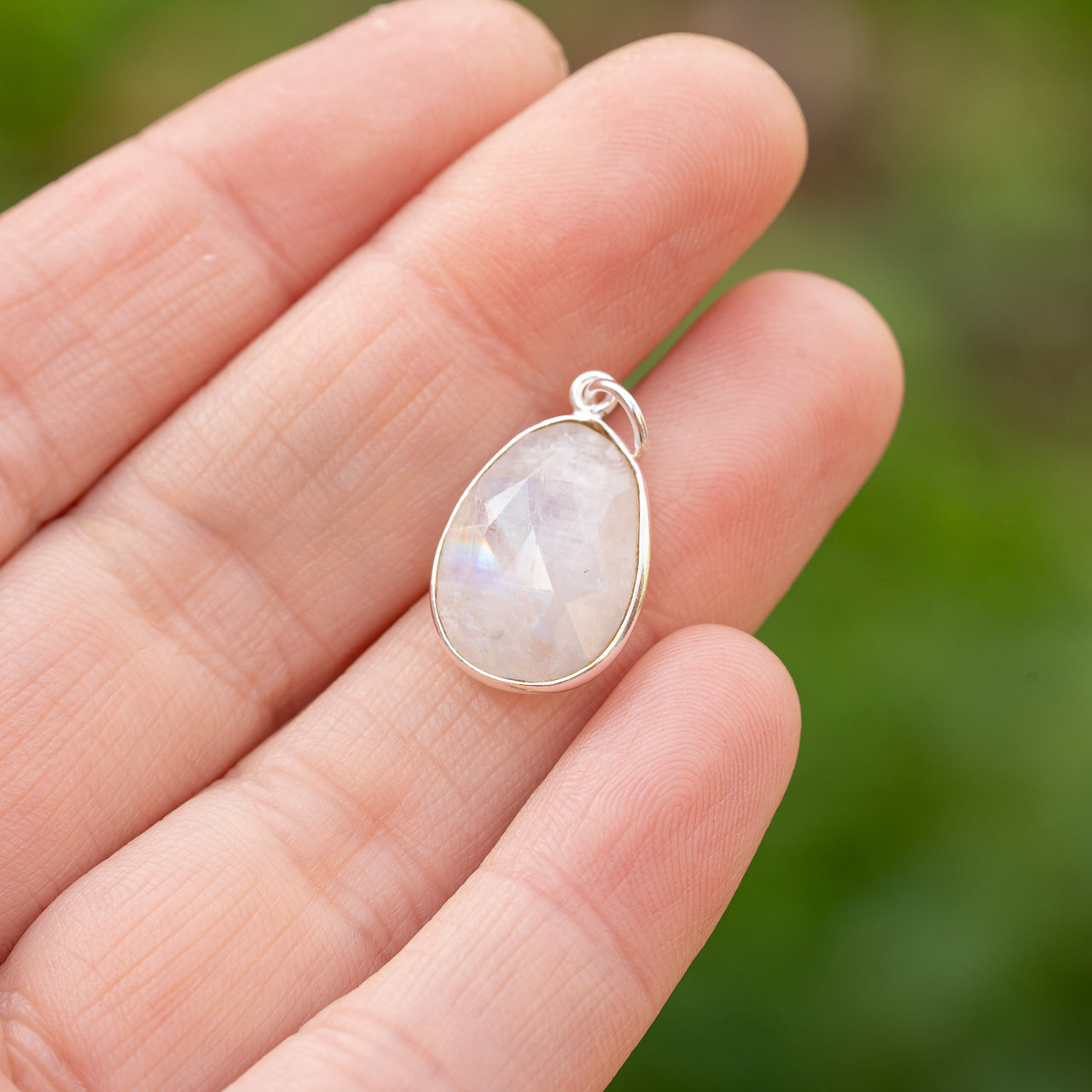 Les pendentifs " Nidhih " en Labradorite blanche et argent 925 plaqué or ou argent 925