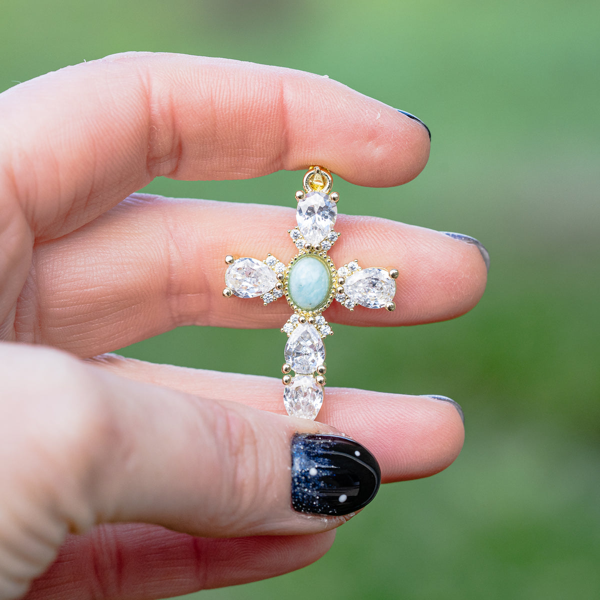 Breloques croix en Larimar, laiton plaqué or 18k et zirconium de 39 mm ( à l&