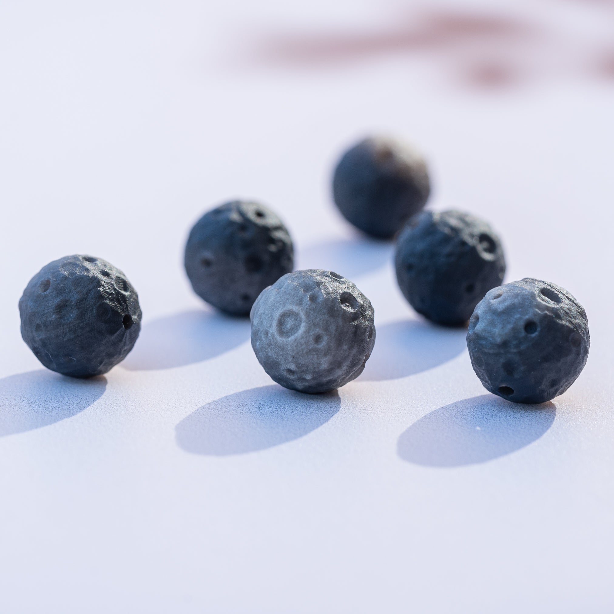 Perles rondes sculptées " planètes " en Obsidienne argentée de env 14 mm ( à l&