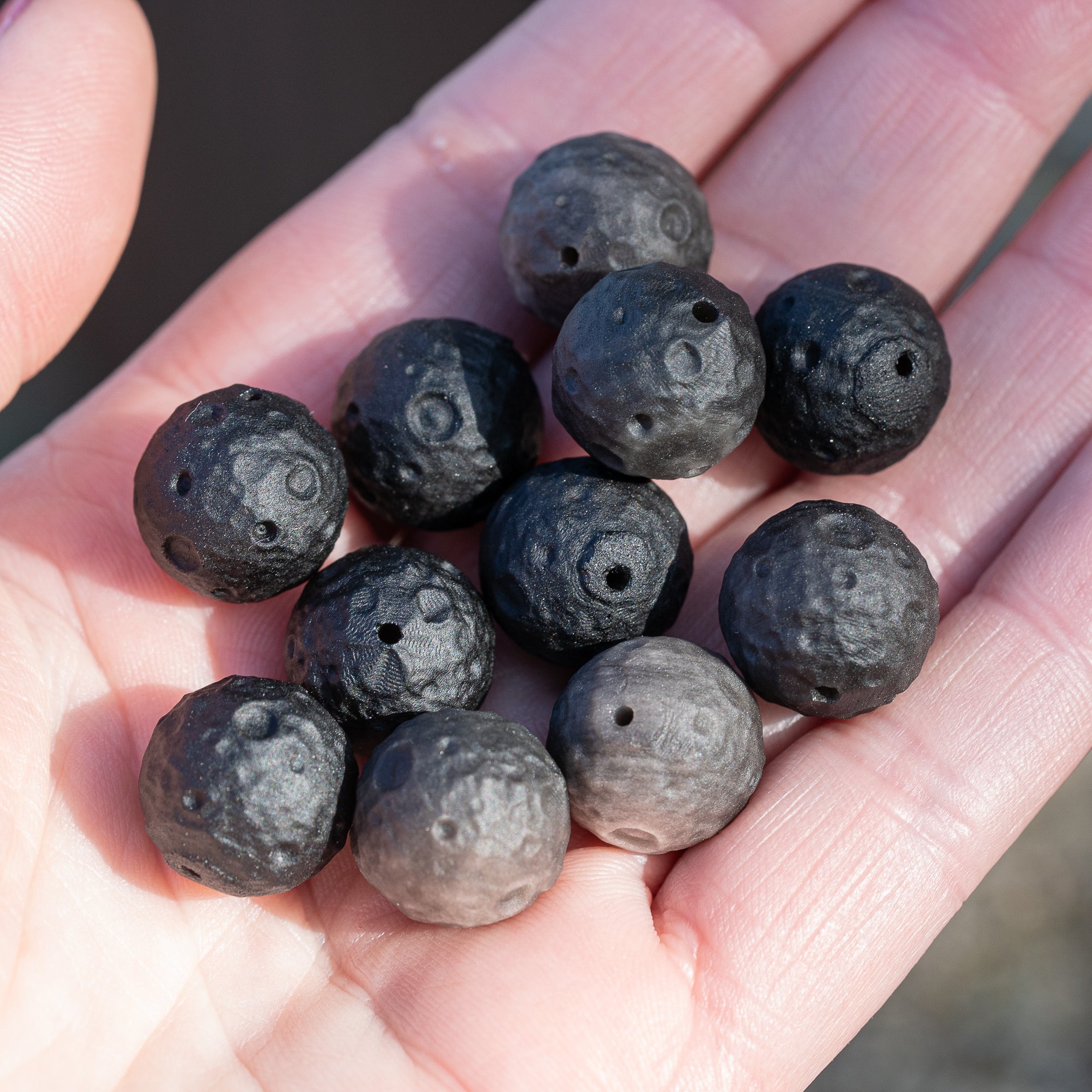 Perles rondes sculptées " planètes " en Obsidienne argentée de env 14 mm ( à l&