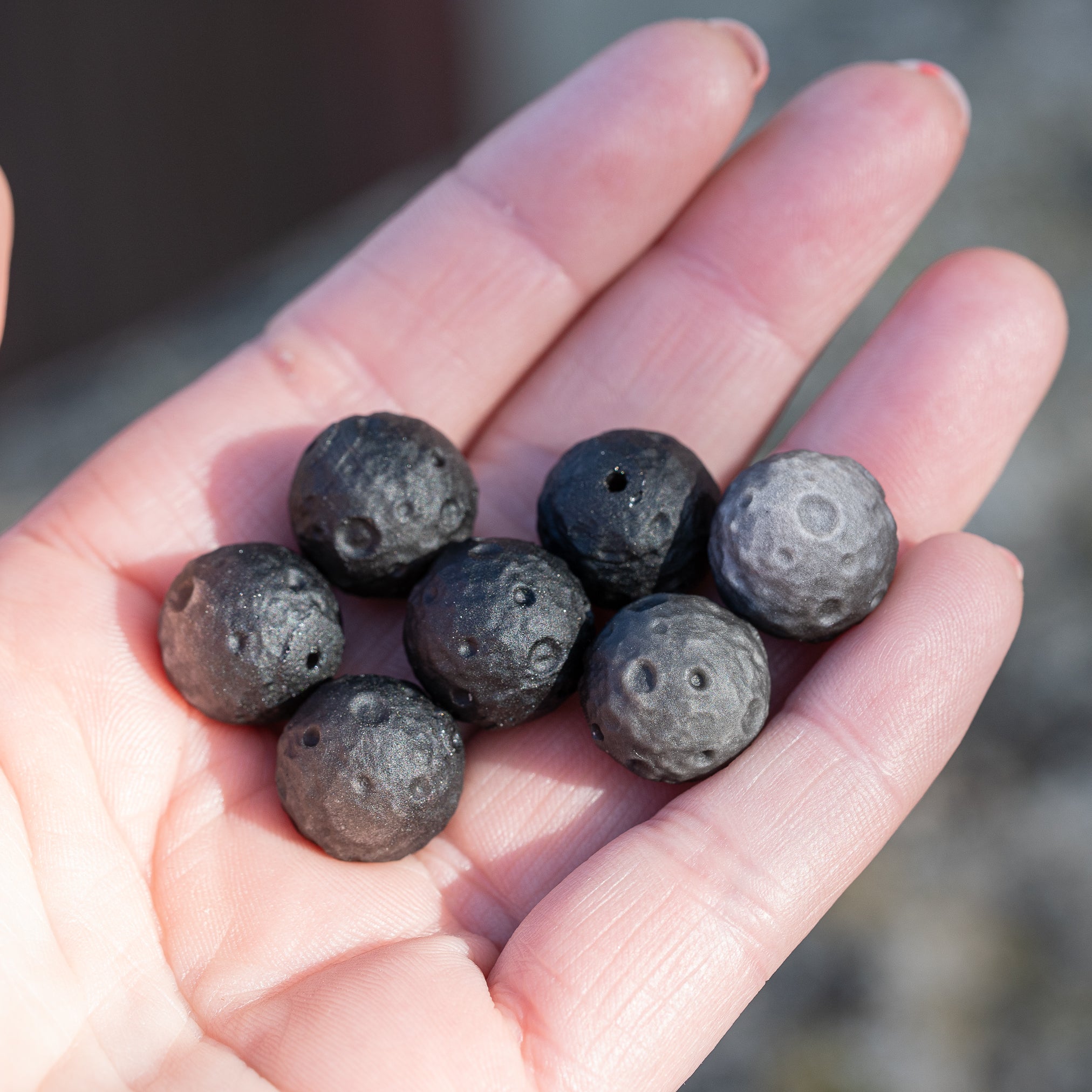 Perles rondes sculptées " planètes " en Obsidienne argentée de env 14 mm ( à l&