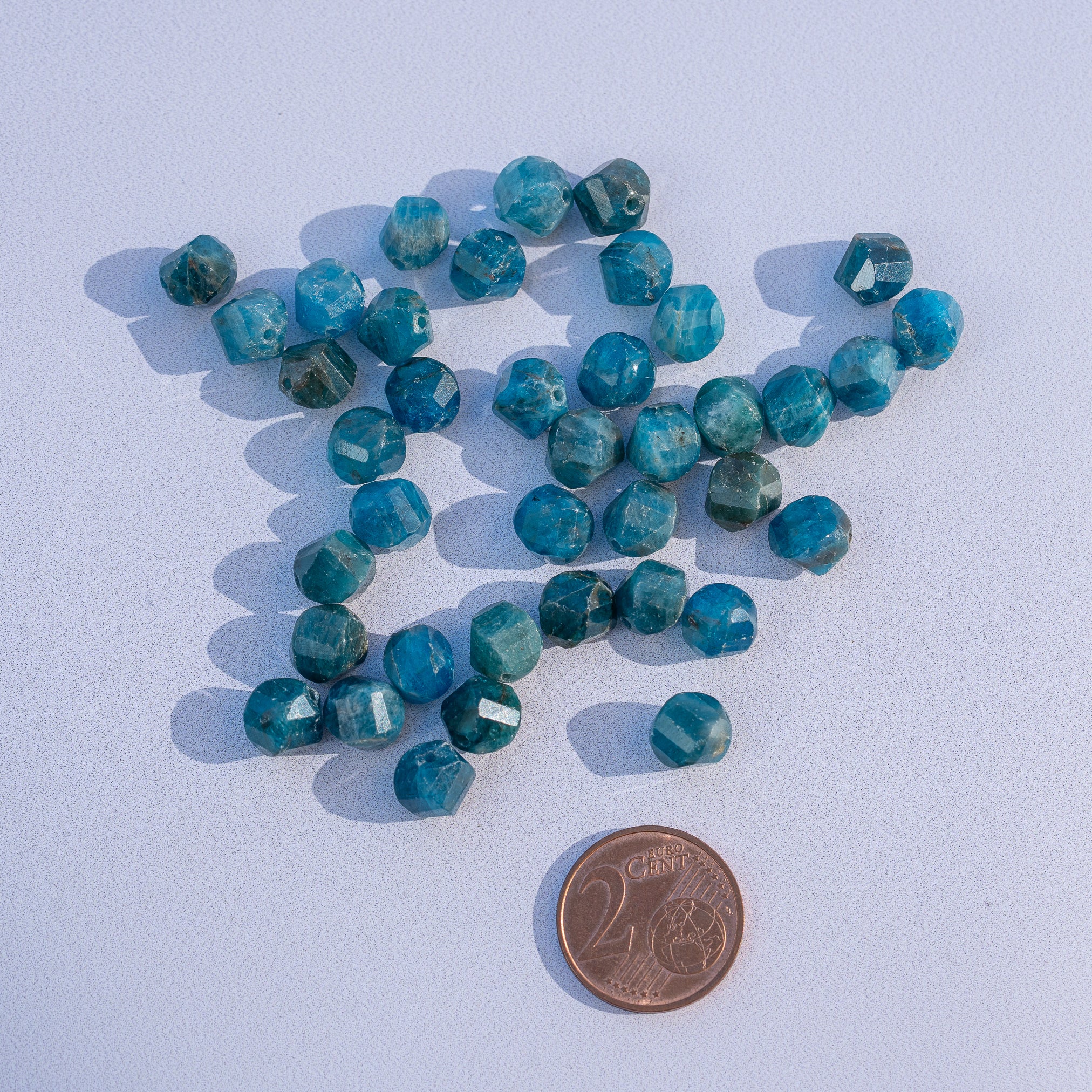 Perles rondes torsadées facettes en Apatite bleue de 8 mm ( lot de 4 perles )