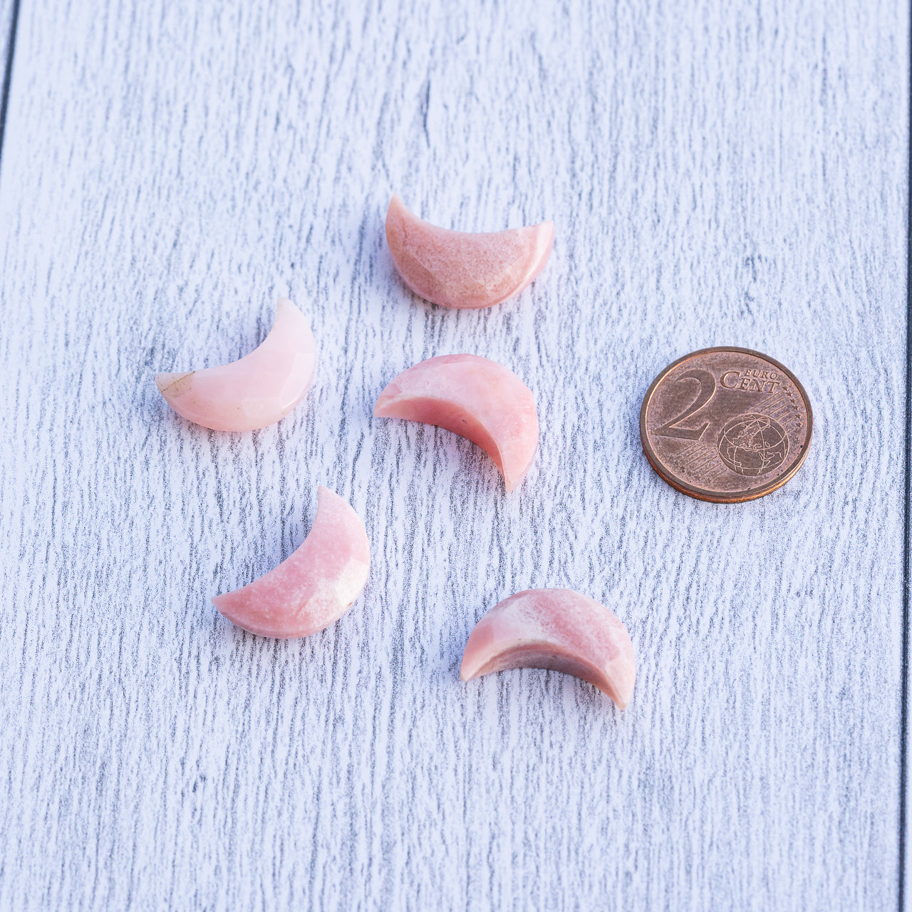 Les " Nidhih " lunes en Opale rose de env 17 mm ( à l&