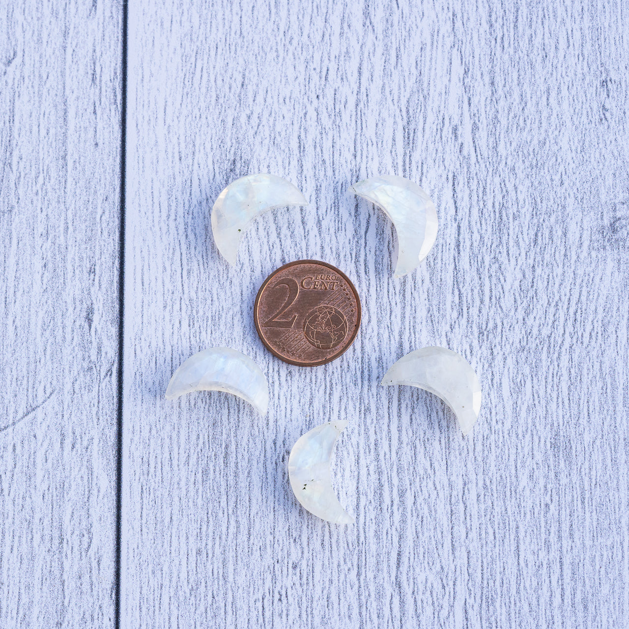 Les " Nidhih " lunes en Labradorite blanche de env 17 mm ( à l&