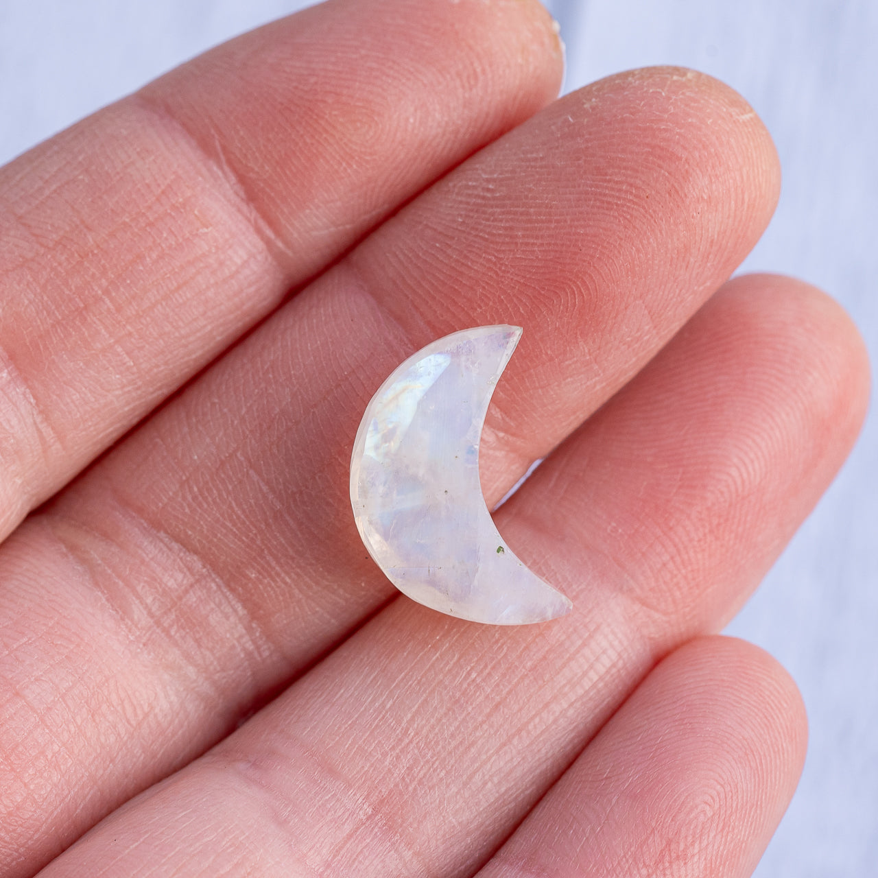Les " Nidhih " lunes en Labradorite blanche de env 17 mm ( à l&