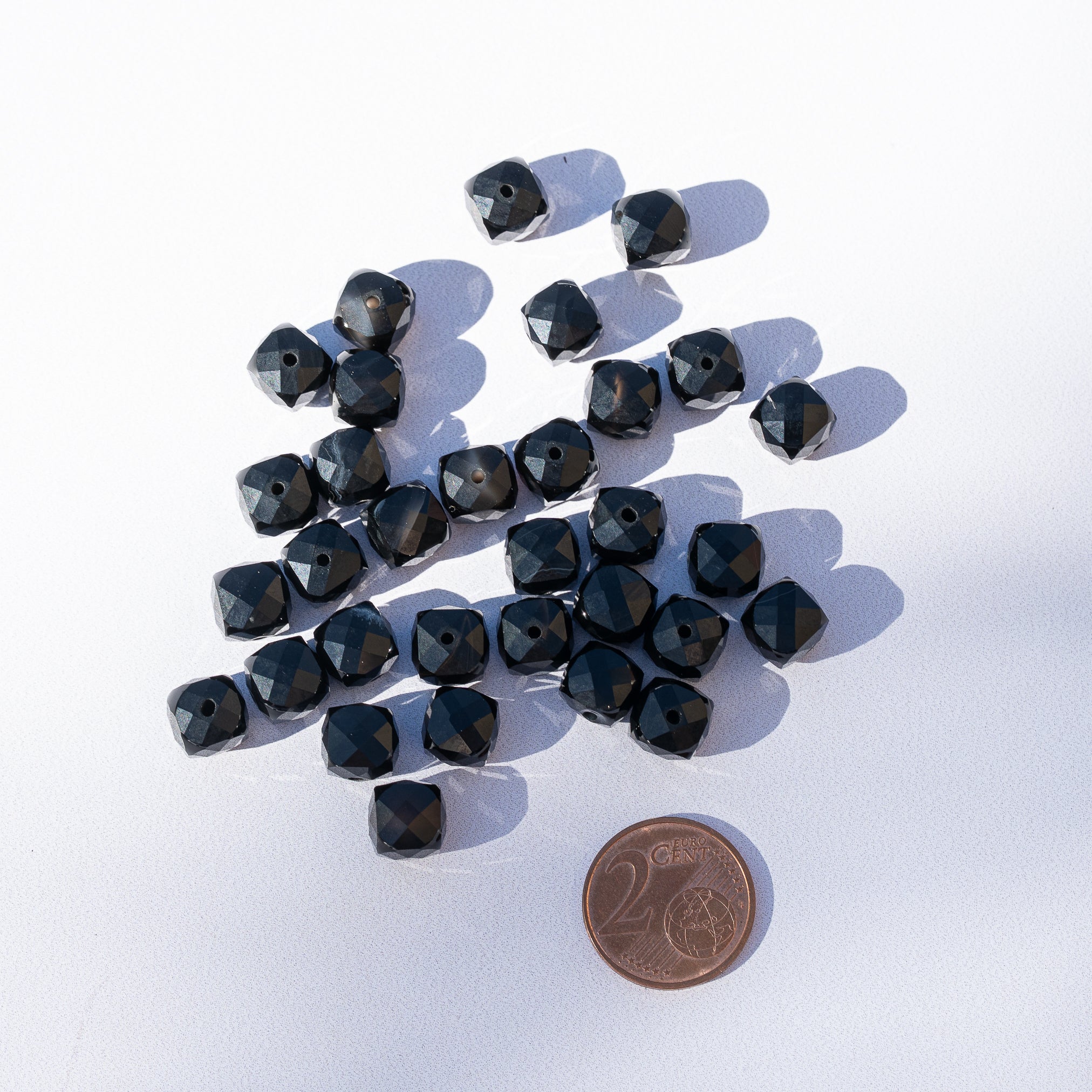 Perles cubes facettes en Obsidienne noire de 8 mm ( lot de 4 perles )