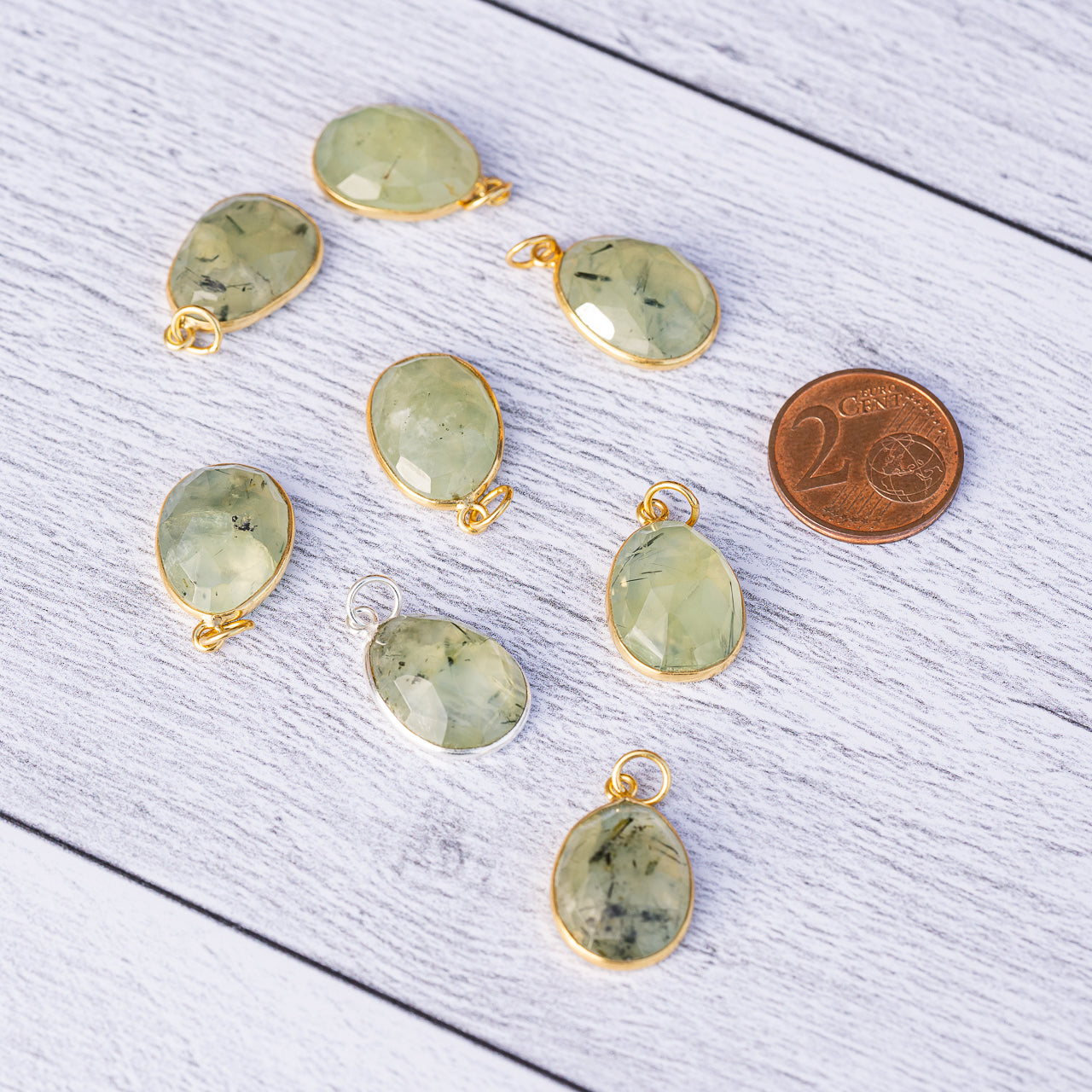 Les pendentifs " Nidhih " en Préhnite verte et argent 925 plaqué or