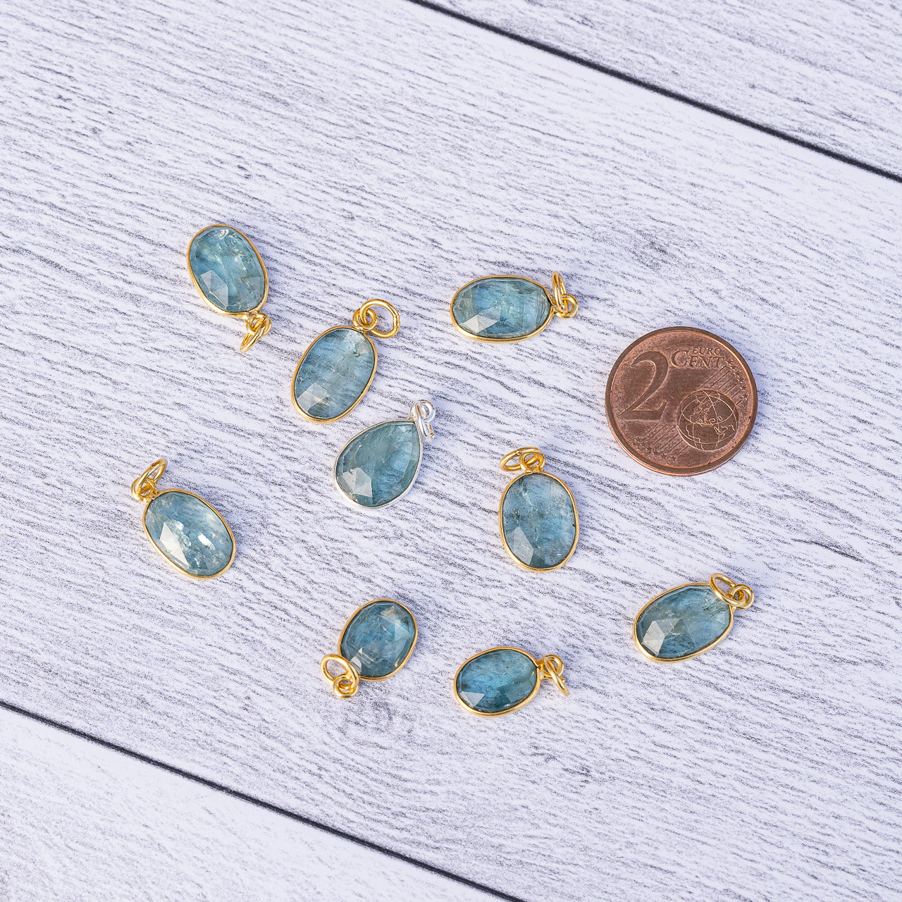 Les pendentifs " Nidhih " en Cyanite bleu sarcelle et argent 925 de env 13/15 mm