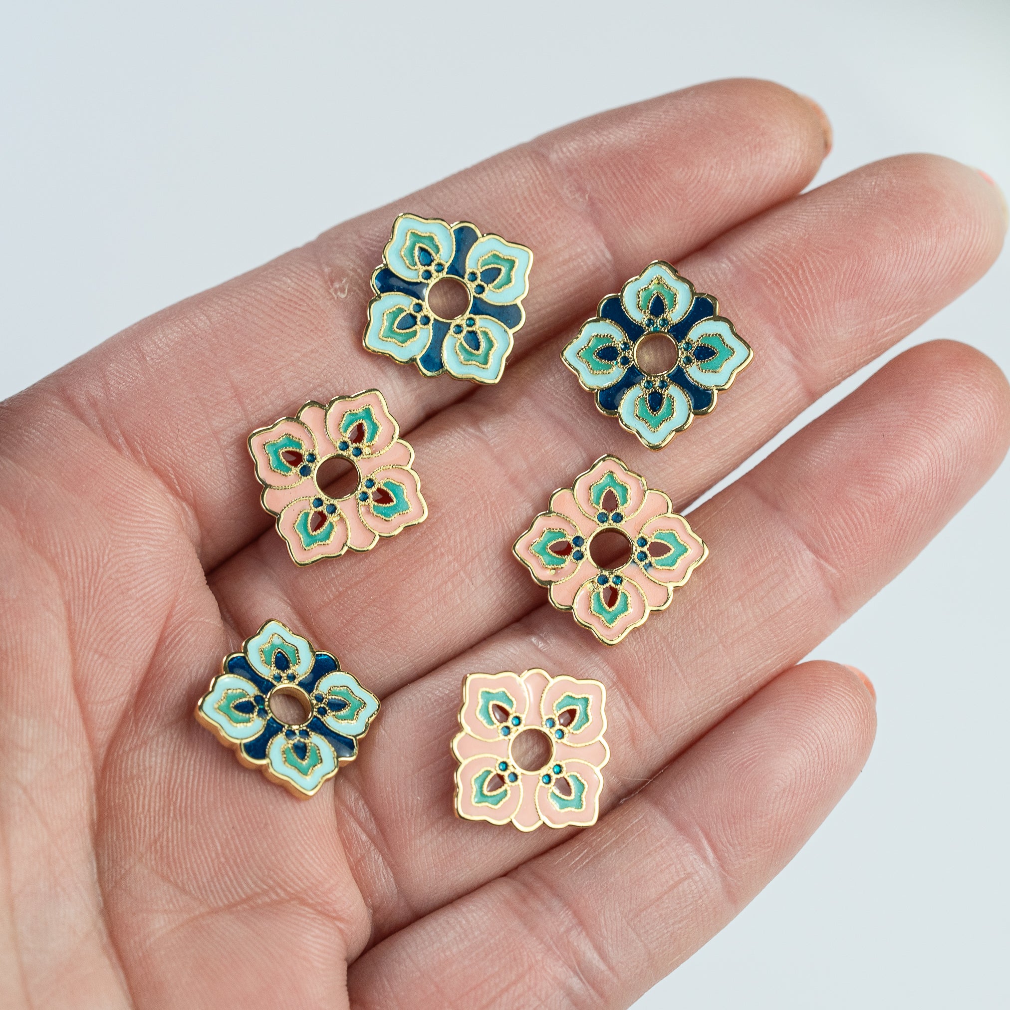 Perles fleurs plates émaillées en laiton plaqué or 18K de 17 mm de 2 couleurs ( à l&