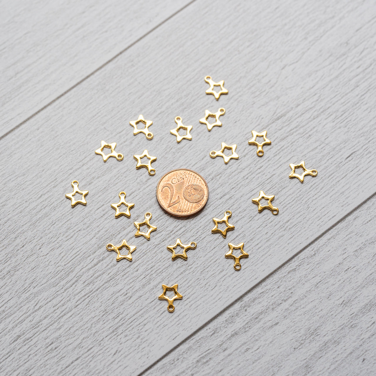 Petites breloques étoile ( évidée ) en acier inoxydable plaqué or 18k de 11 mm ( à l&