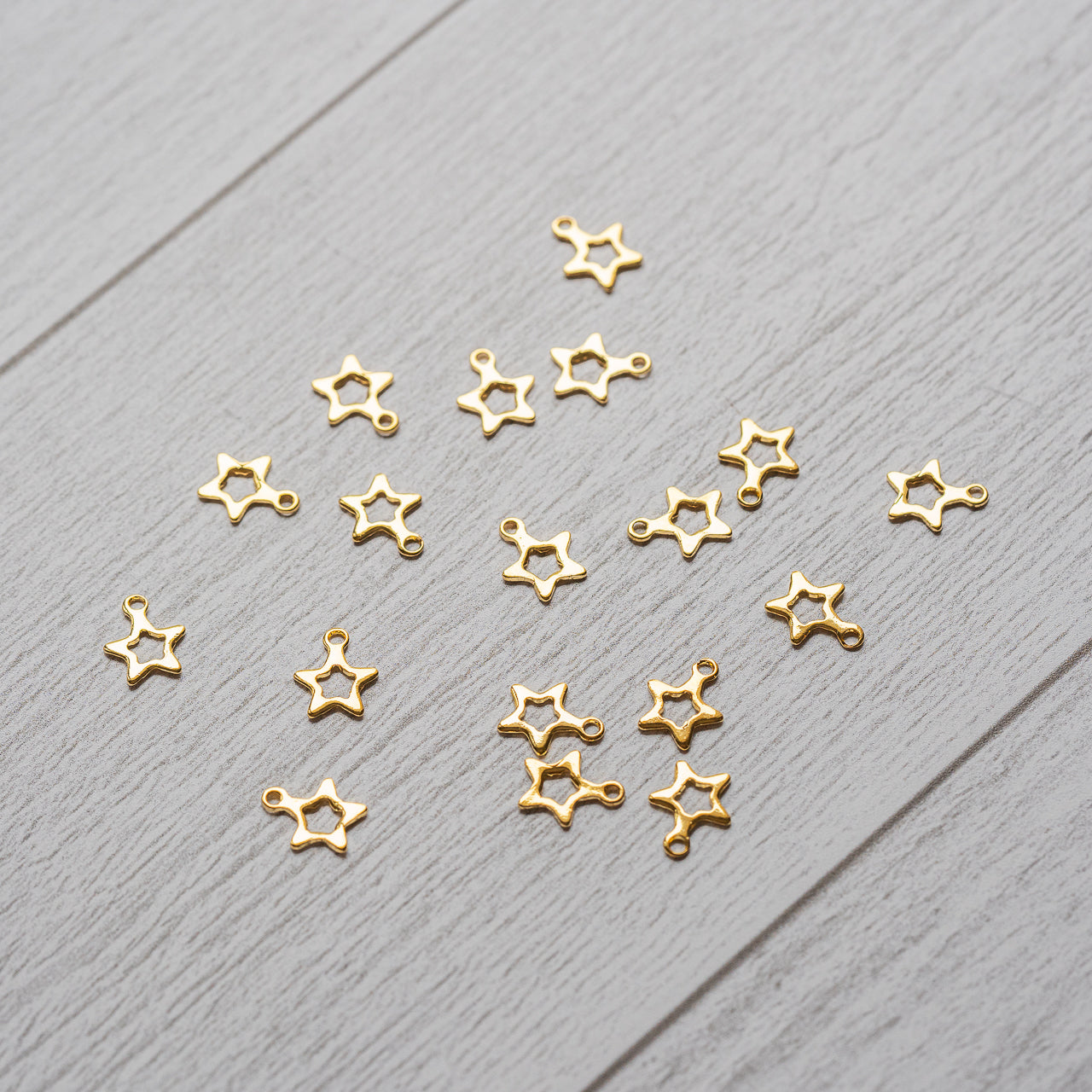 Petites breloques étoile ( évidée ) en acier inoxydable plaqué or 18k de 11 mm ( à l&