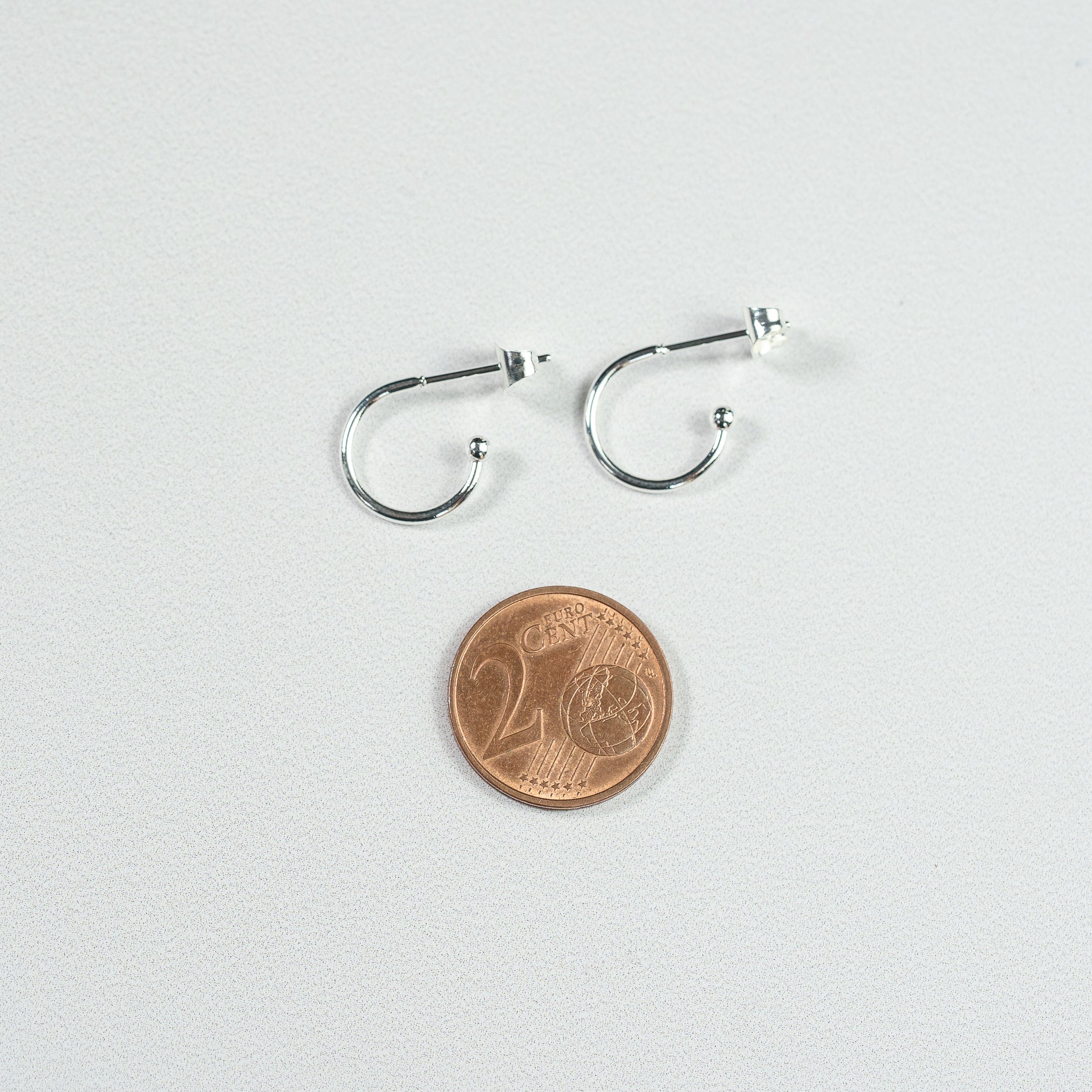Demi-créoles en acier inoxydable argenté de 12,5 mm ( la paire )