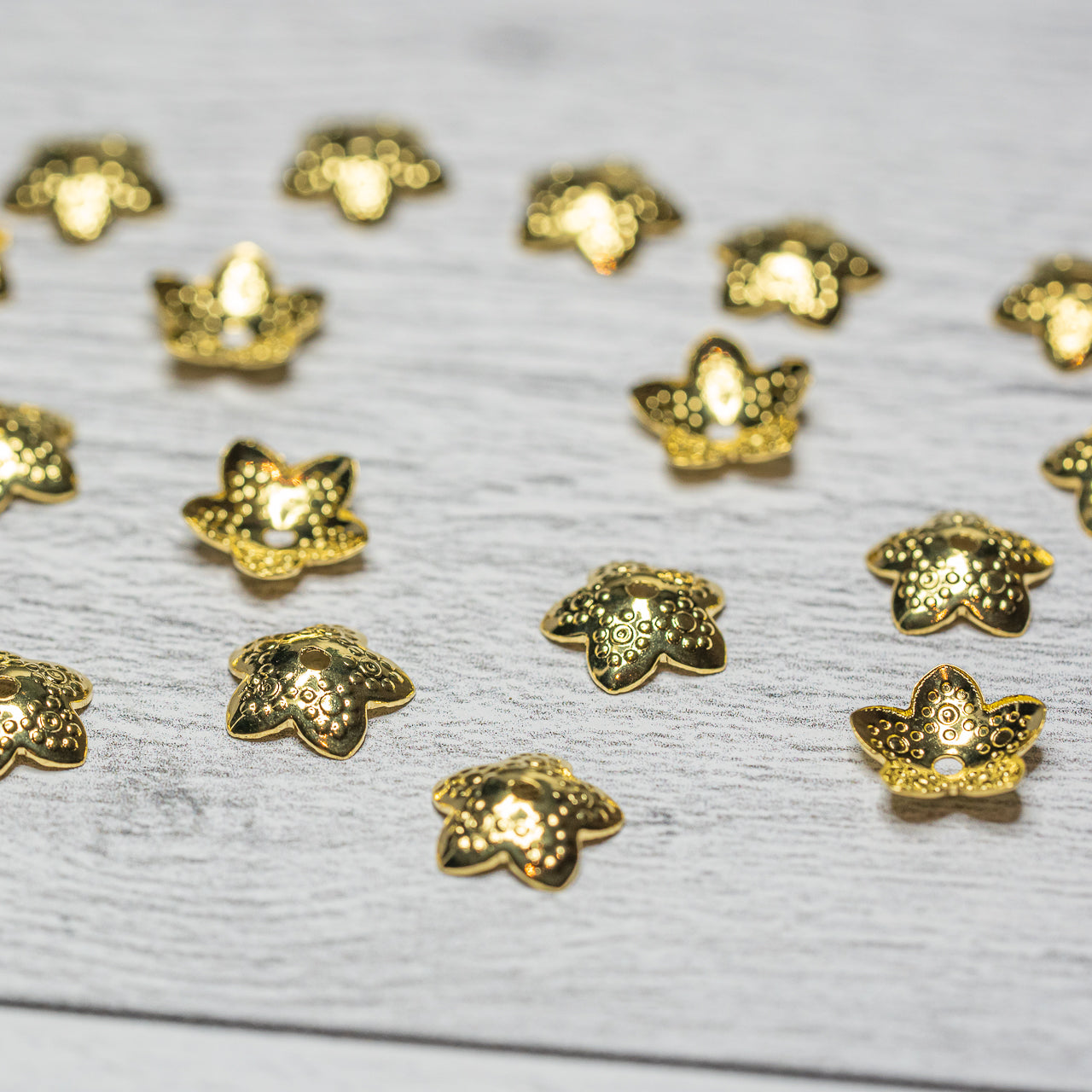 Coupelles fleurs texturées en acier inoxydable plaqué or 18k de 10 mm ( lot de 4 )