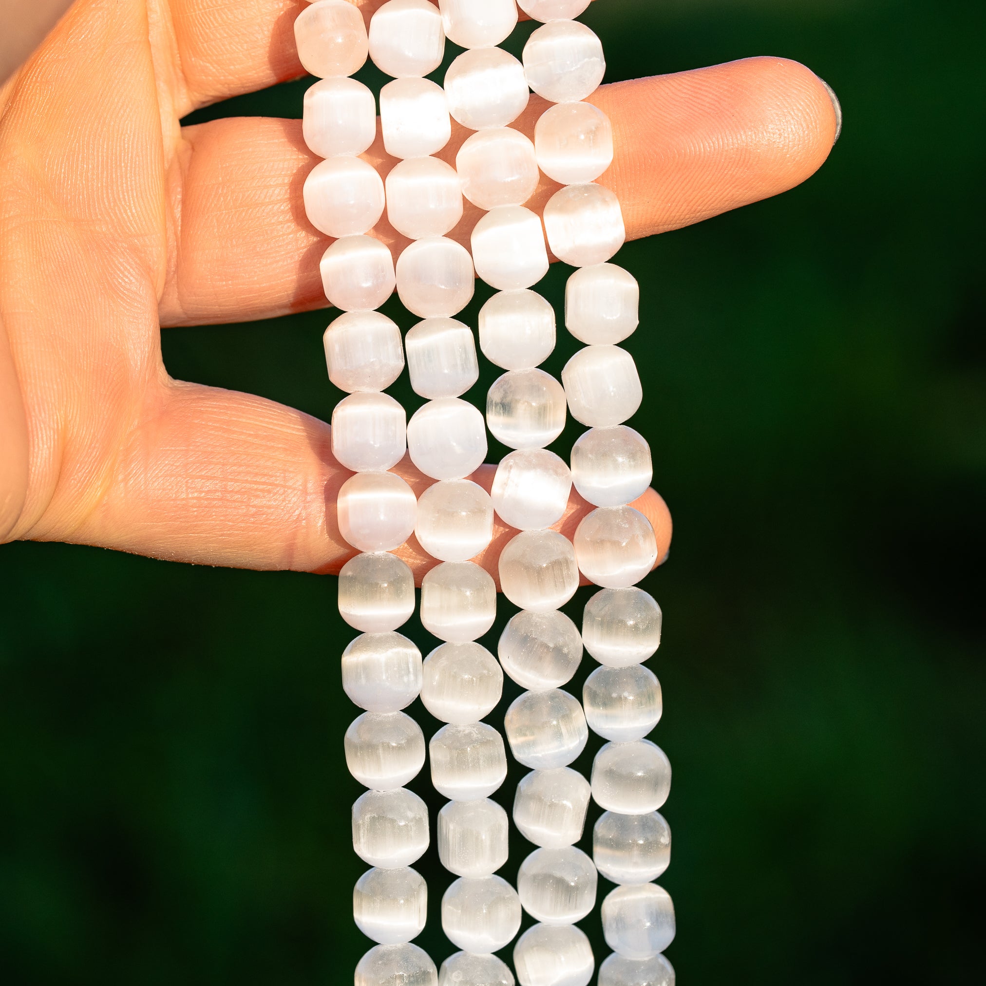 Perles forme " tambour " en Sélénite de env 8 mm ( rang de env 46 perles )