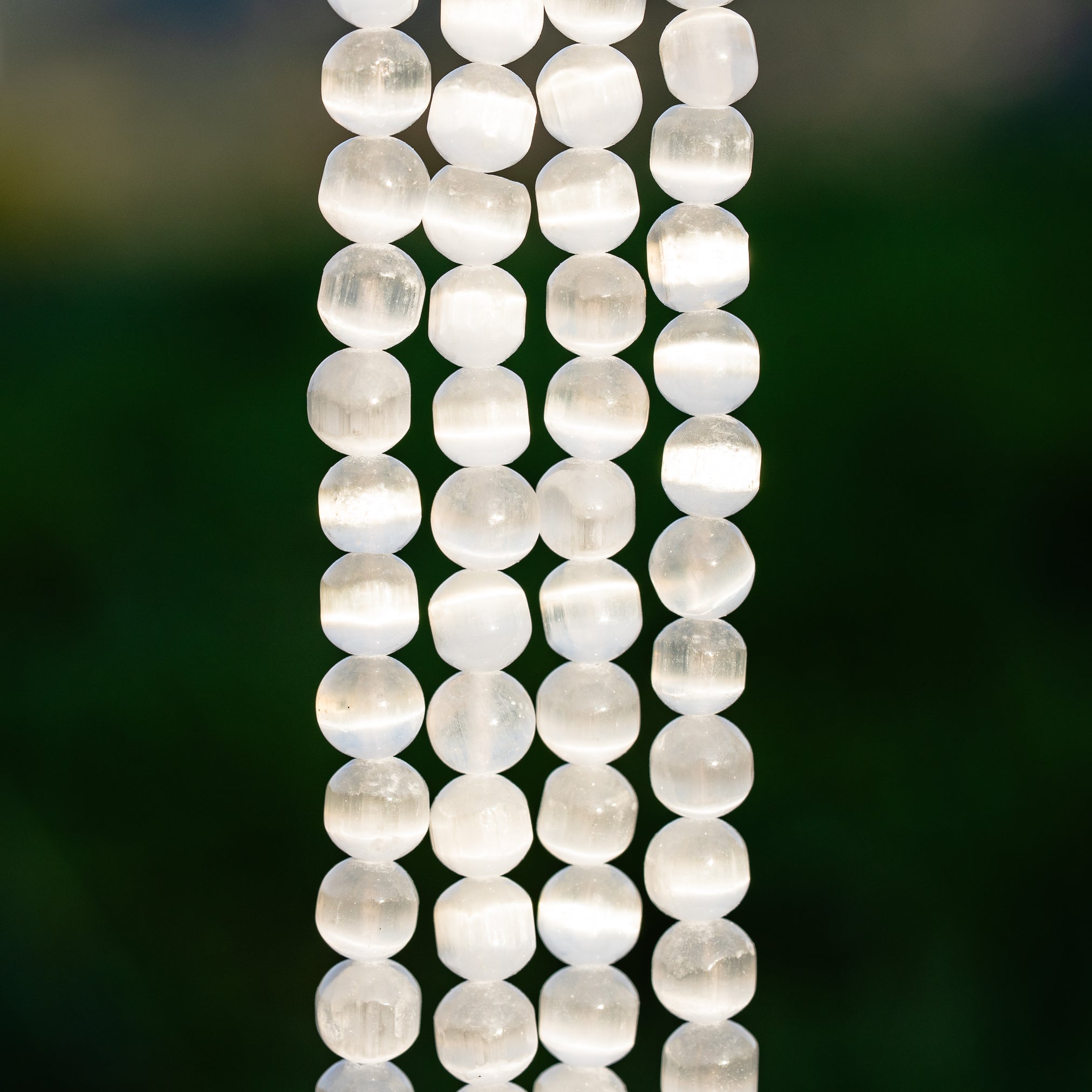 Perles forme " tambour " en Sélénite de env 8 mm ( rang de env 46 perles )
