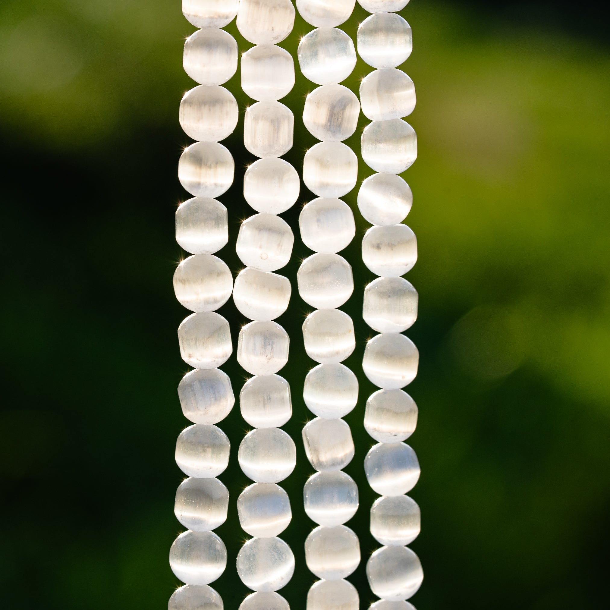 Perles forme " tambour " en Sélénite de env 8 mm ( rang de env 46 perles )