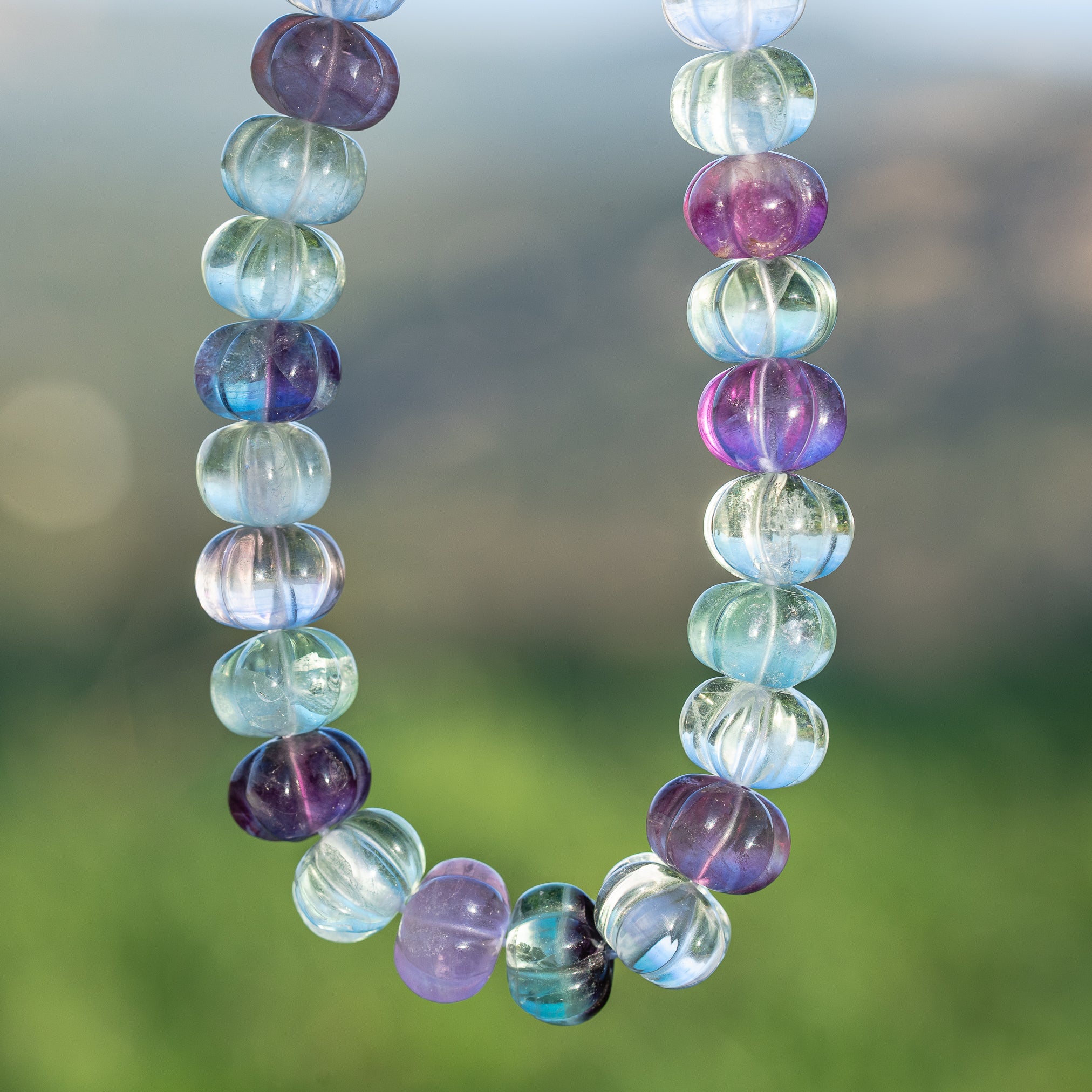 Rang complet de 39 cm et 46 perles sculptées " citrouilles " de Fluorite de env 11 x 8,5 mm