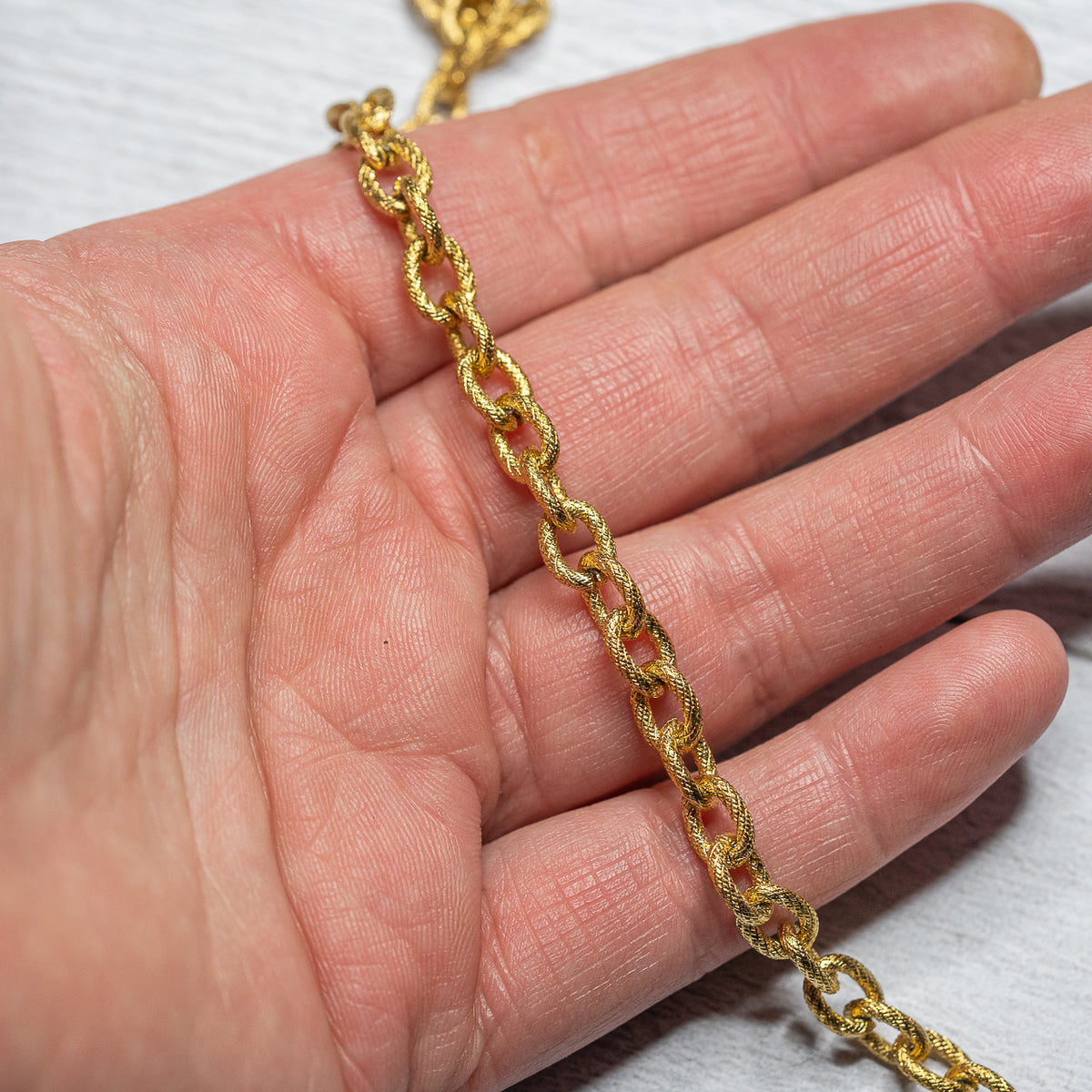 Chaine fantaisie texturée en acier inoxydable plaqué or 18k de 8 x 6 mm ( par 50 cm )
