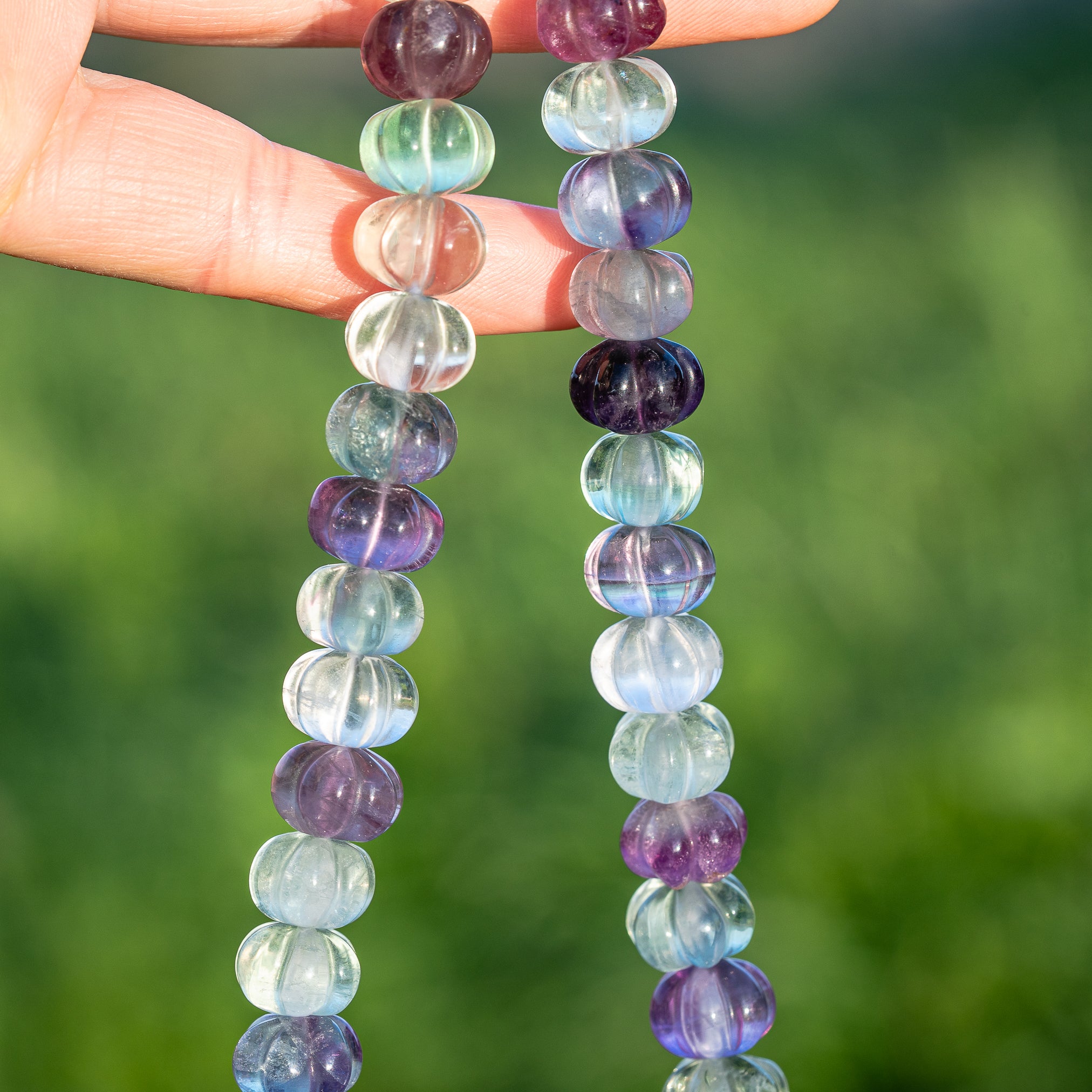 Rang complet de 39 cm et 46 perles sculptées " citrouilles " de Fluorite de env 11 x 8,5 mm