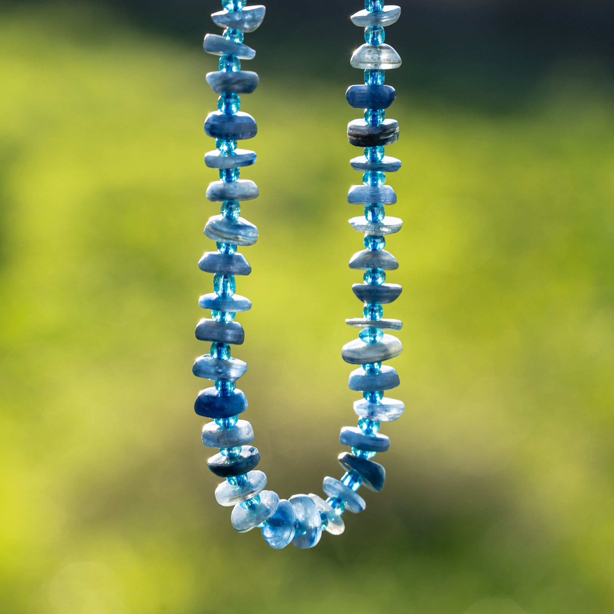 Perles pépites de Cyanite de env 7,5 mm ( rang de env 88 perles )