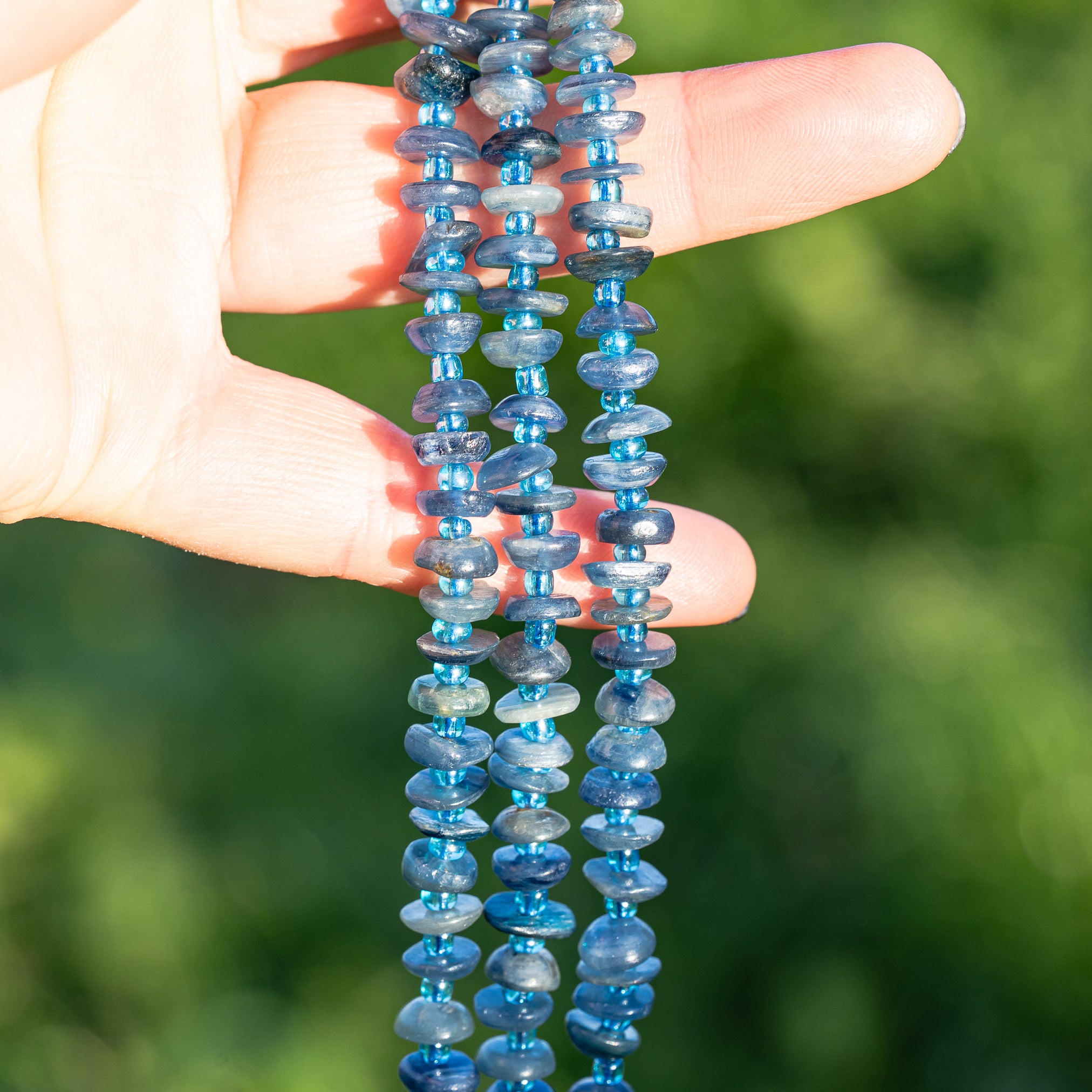 Perles pépites de Cyanite de env 7,5 mm ( rang de env 88 perles )