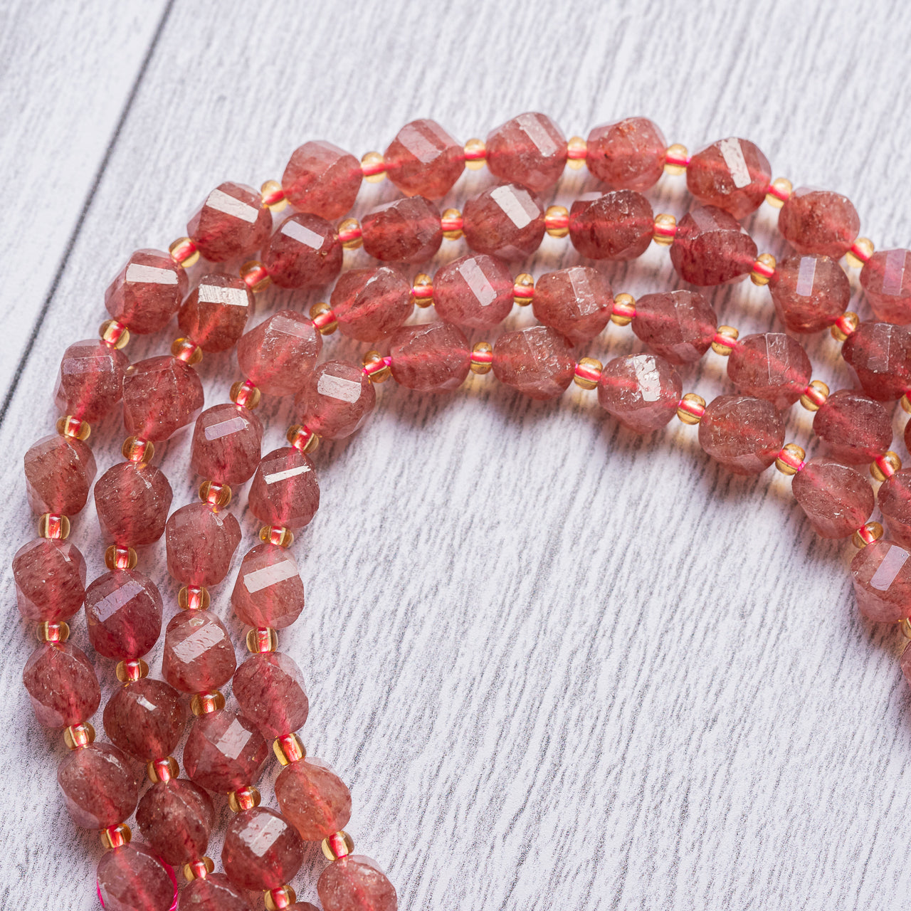 Perles rondes torsadées facettes de Quartz fraise de 8 mm ( lot de 4 perles )