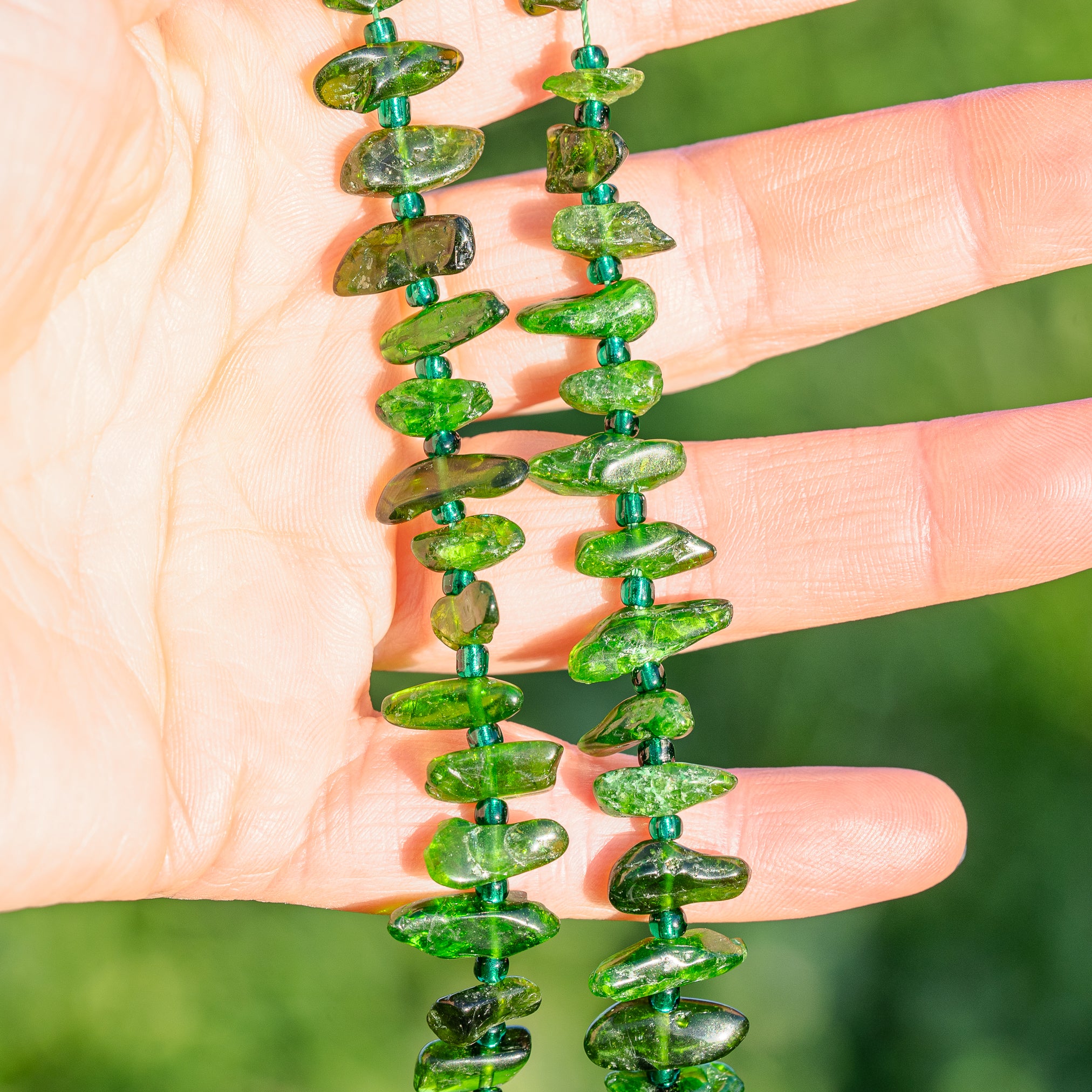 Perles pépites " puce " de Diopside chrome de env 11/14 mm ( 1/2 rang de env 28 perles )