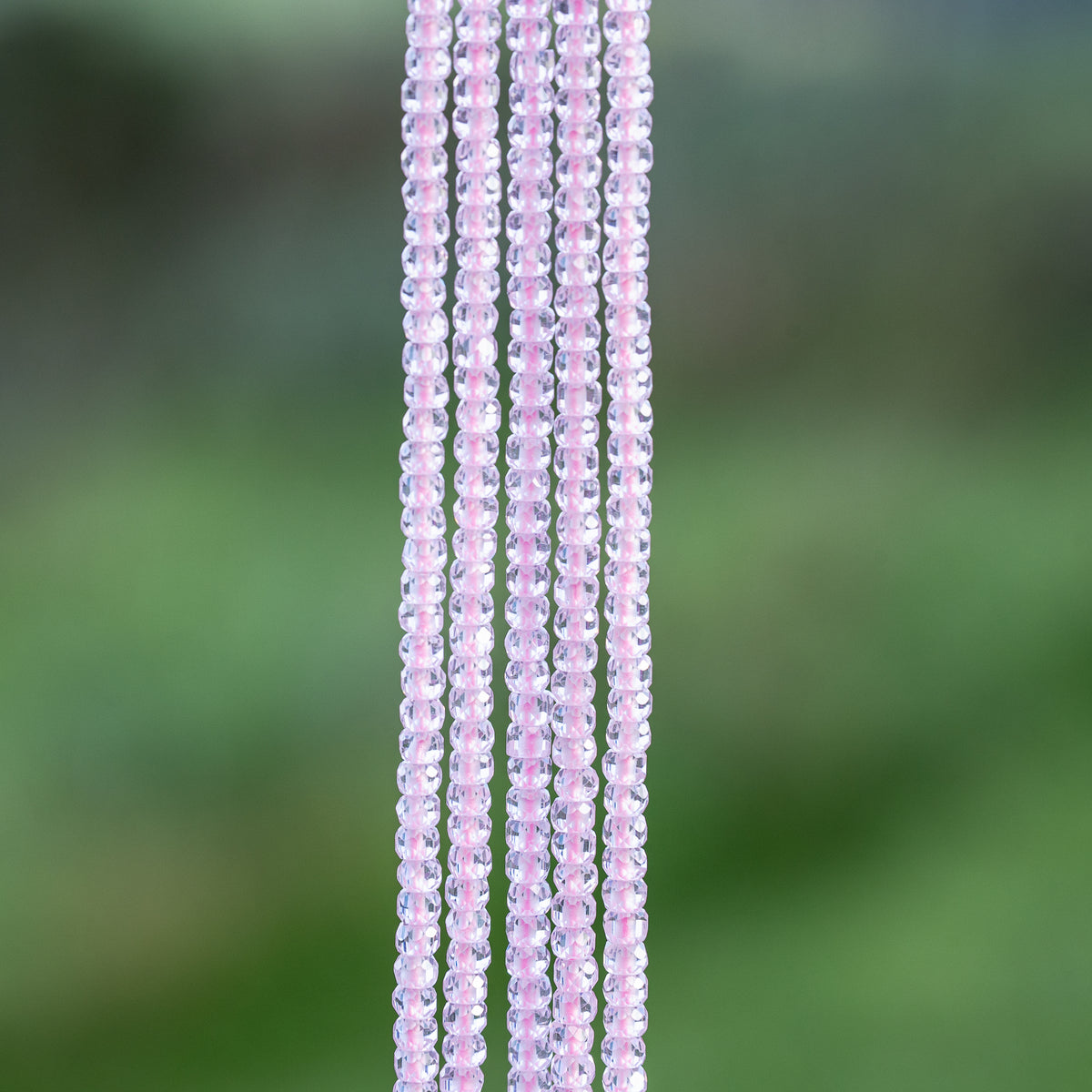 Perles rondelles facettes de zirconium rose clair de 3 x 2 mm ( 1/2 rang de env 80 perles )