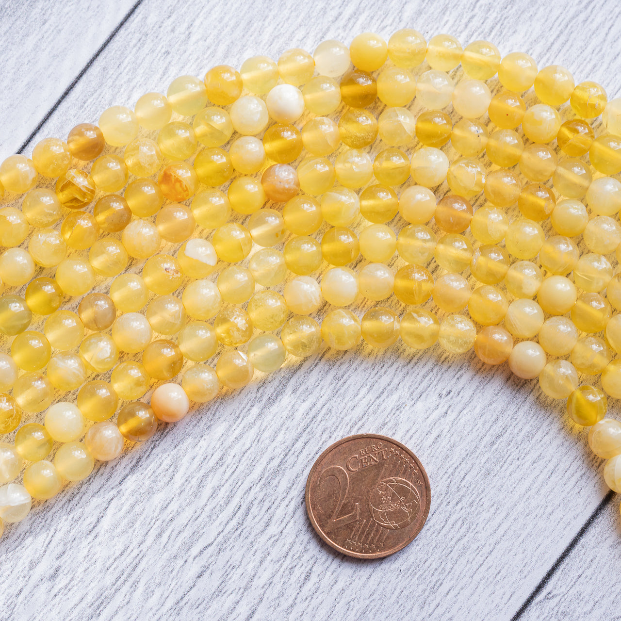 Perles rondes lisses en Opale jaune grade a de 5,5 mm ( 1/2 rang de env 34 perles )