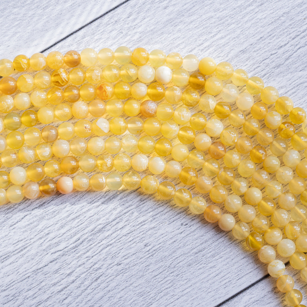 Perles rondes lisses en Opale jaune grade a de 5,5 mm ( 1/2 rang de env 34 perles )