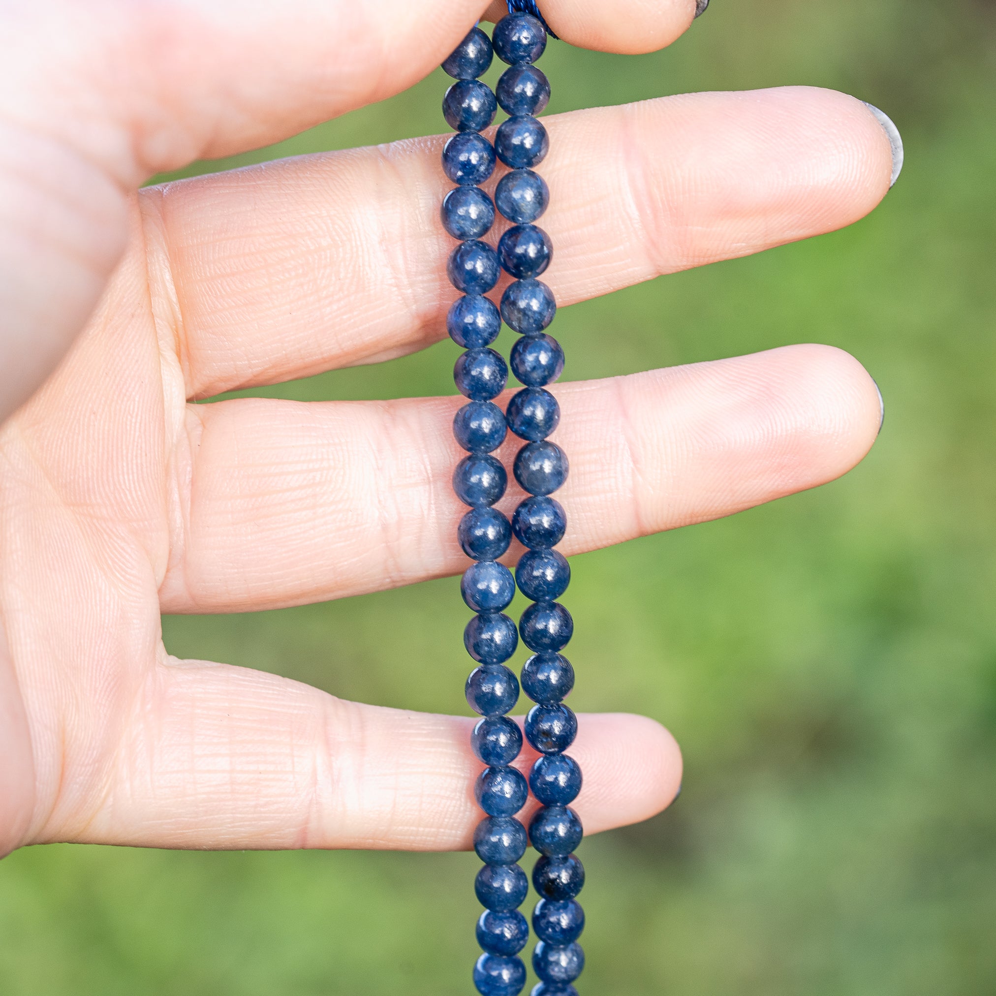 Perles rondes lisses de Saphir bleu de 5,3 mm ( 1/4 de rang de env 19 perles )