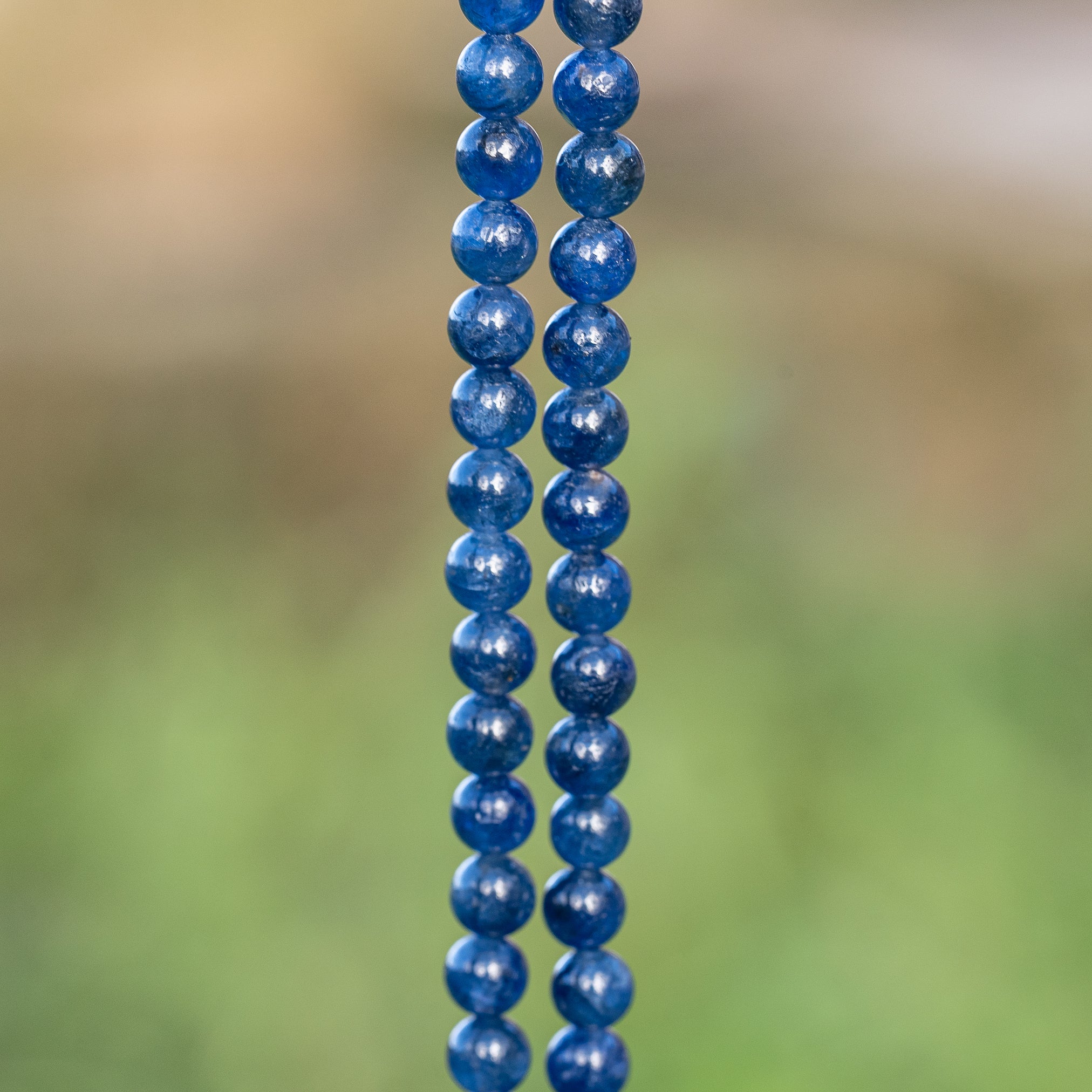 Perles rondes lisses de Saphir bleu de 5,3 mm ( 1/4 de rang de env 19 perles )