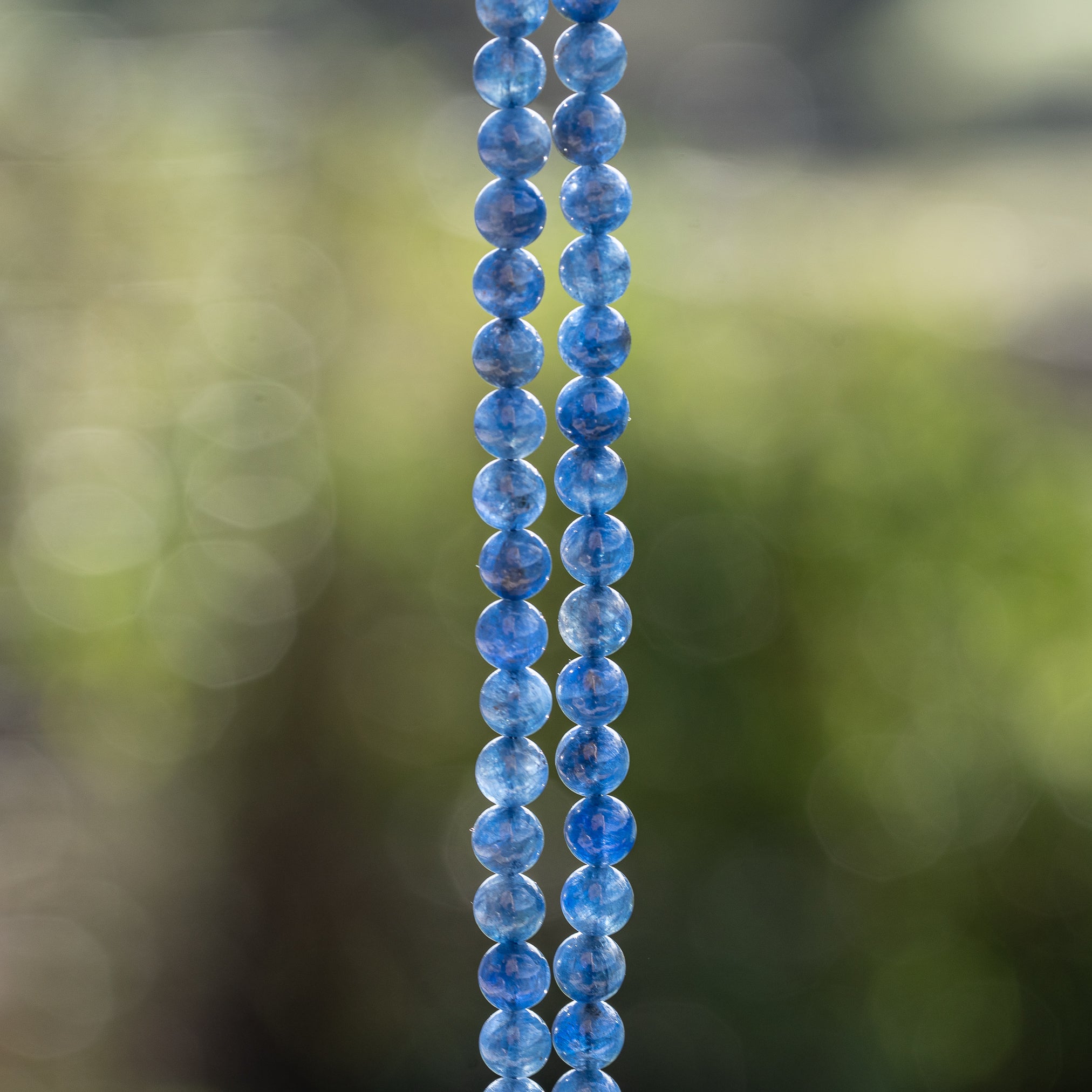 Perles rondes lisses de Saphir bleu de 5,3 mm ( 1/4 de rang de env 19 perles )