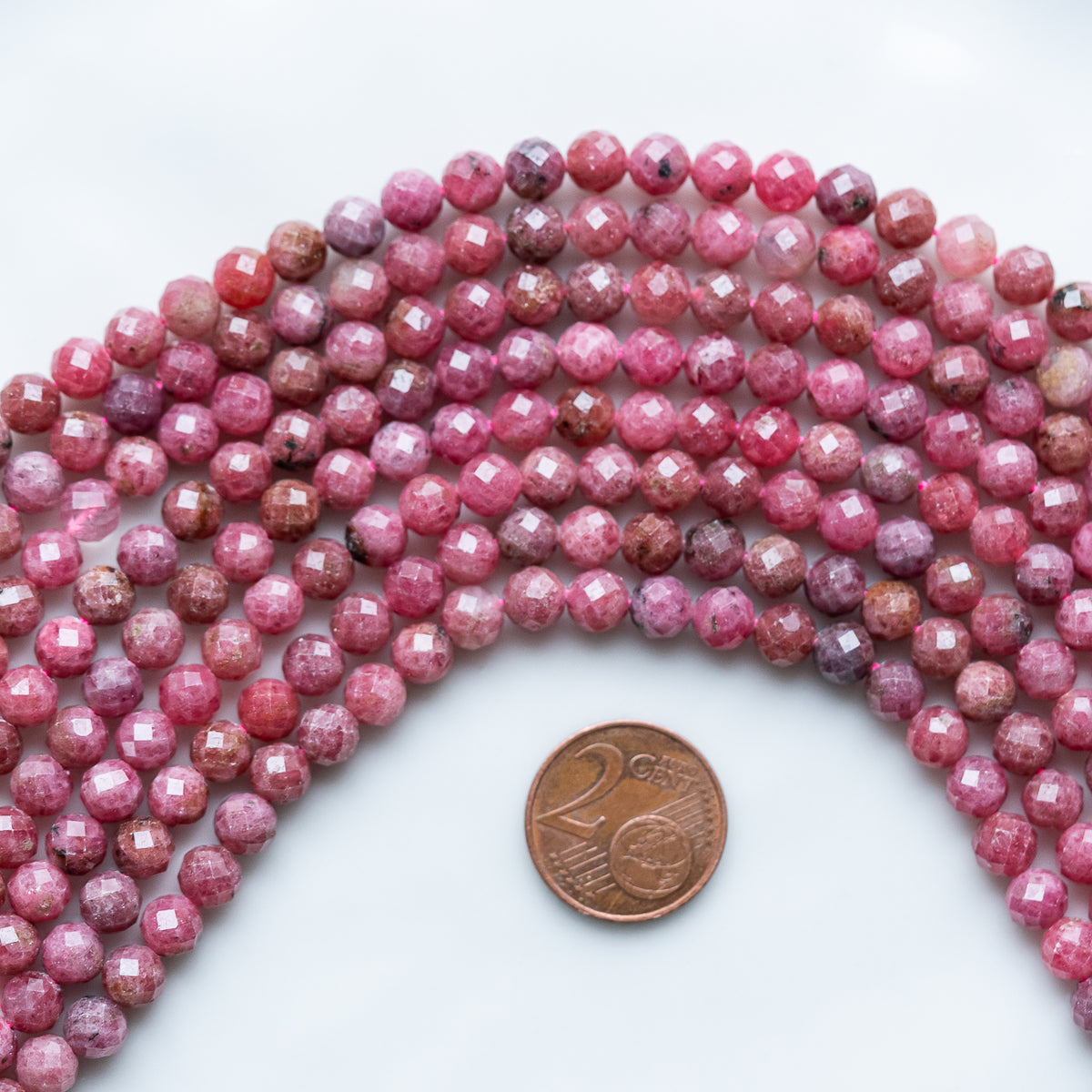 Perles rondes facettes de Rhodonite de 6 mm ( 1/2 rang de env 34 perles )