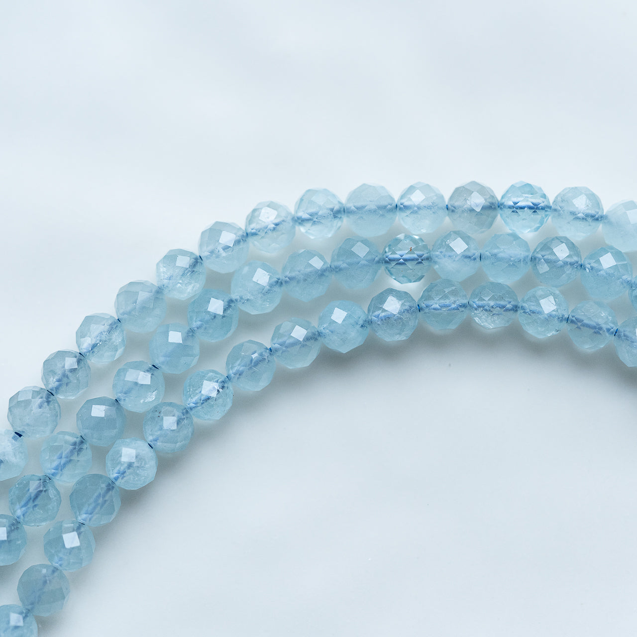 Perles rondes facettes en Aigue-marine de 5,5 mm ( 1/2 rang de env 34 perles )