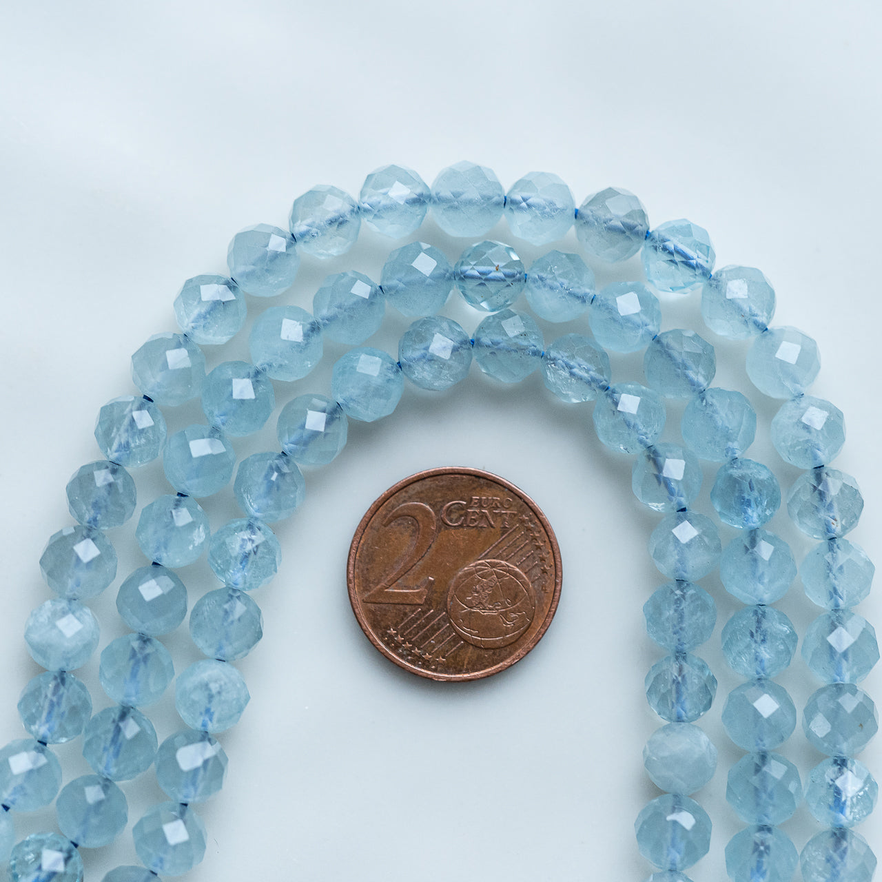 Perles rondes facettes en Aigue-marine de 5,5 mm ( 1/2 rang de env 34 perles )