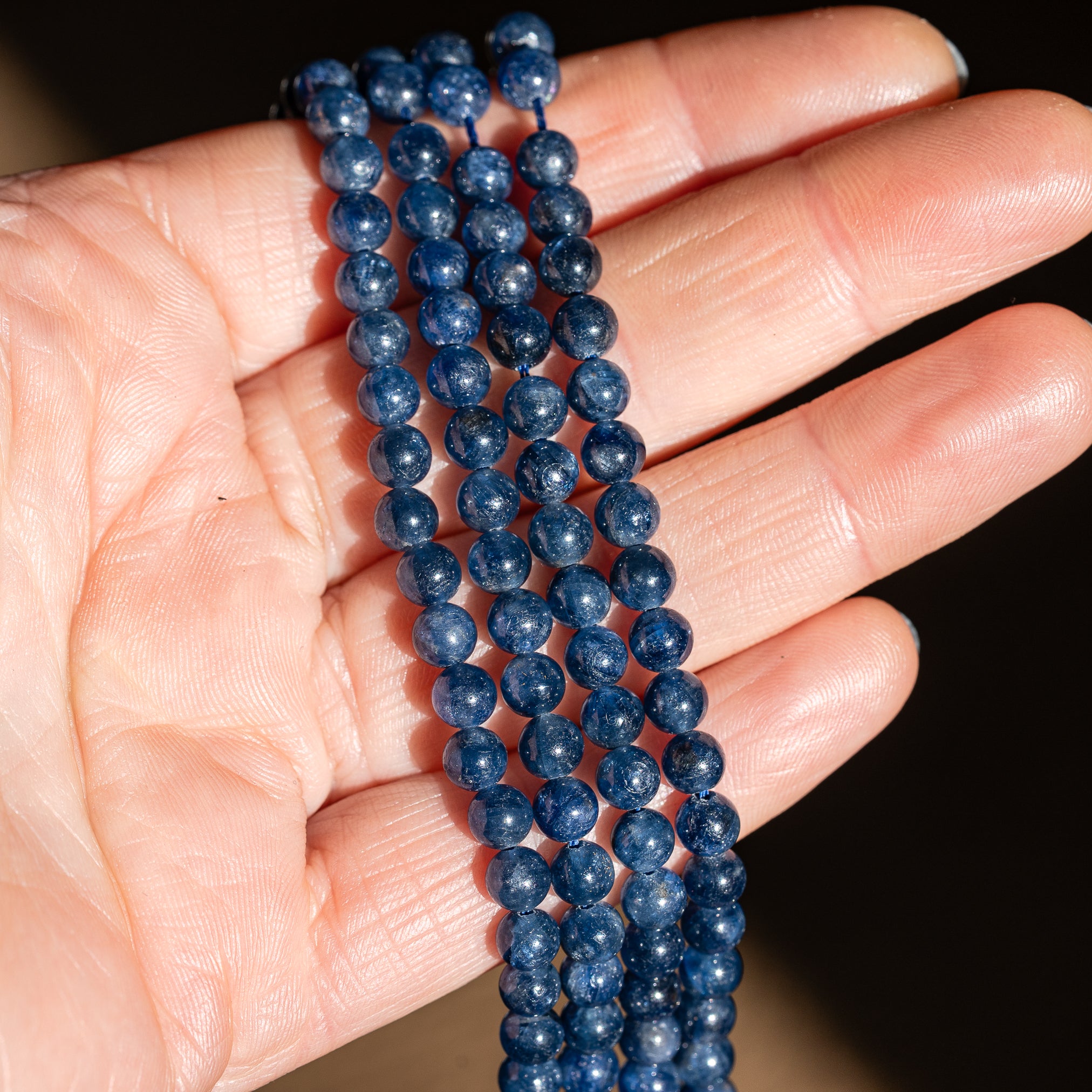 Perles rondes lisses de Saphir bleu de 5,3 mm ( 1/4 de rang de env 19 perles )