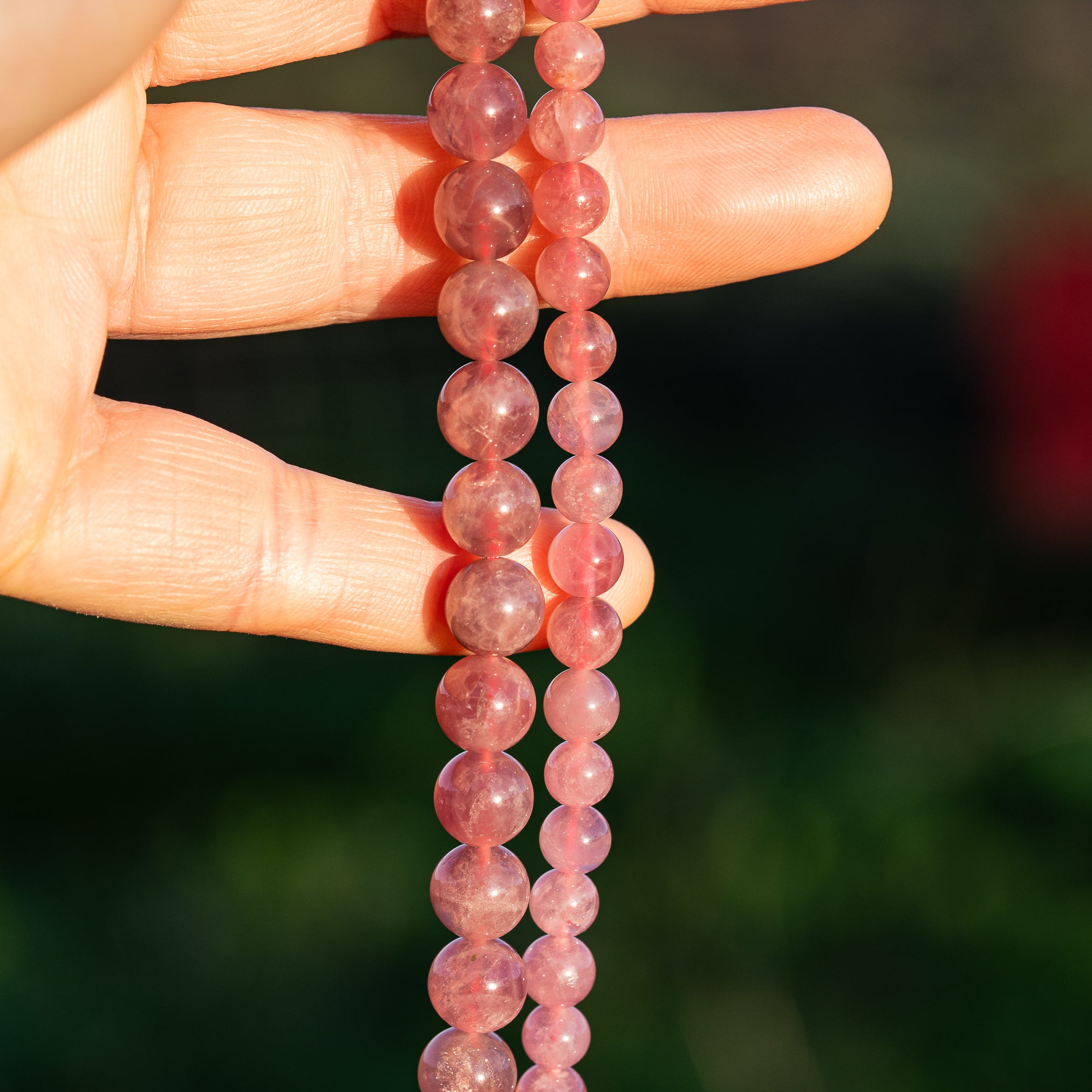 Perles rondes lisses de Quartz rose intense Madagascar de 6,5/8,5 mm ( 1/2 rang de 32/23 perles )