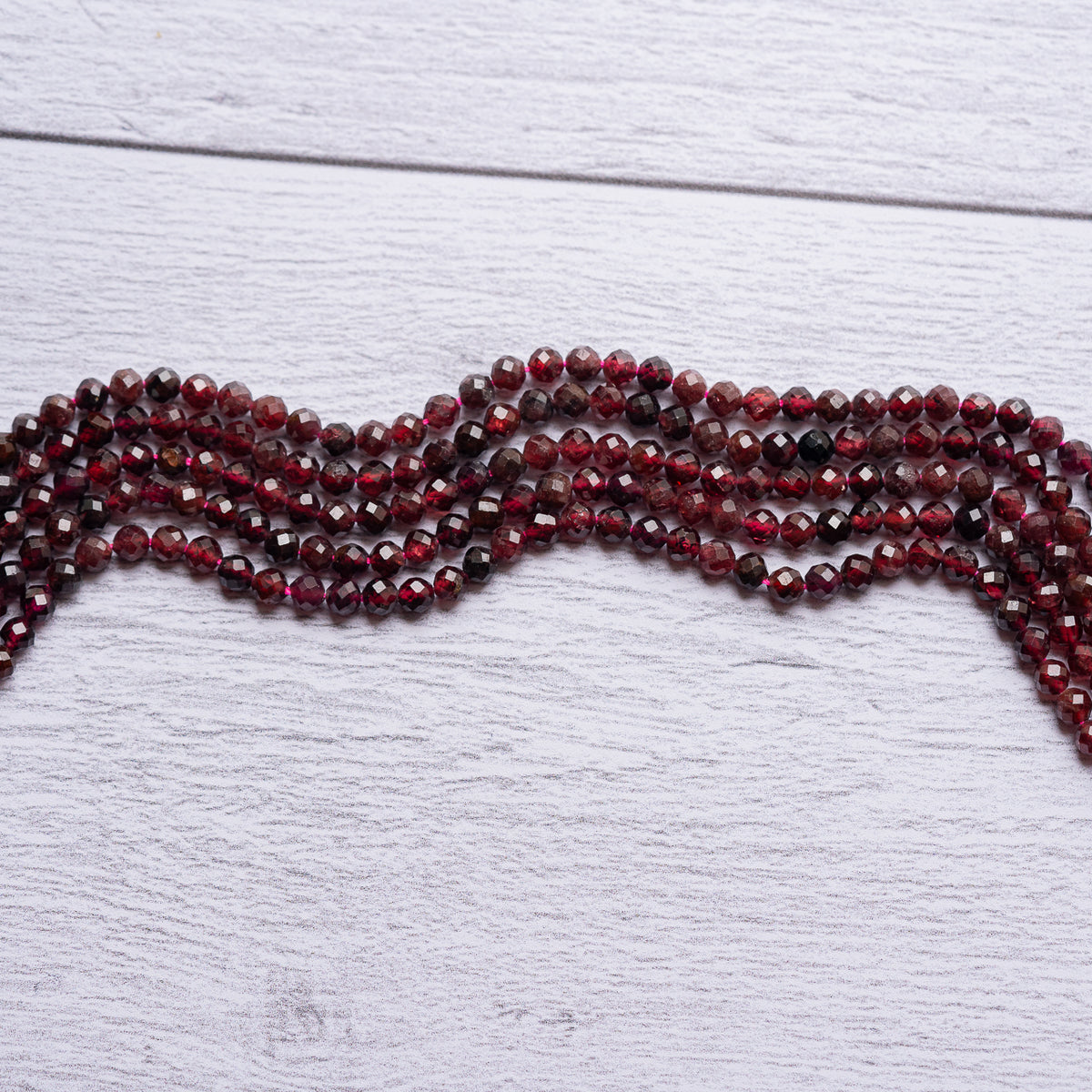 Perles rondes facettes de Grenat almandin de 3,5/3,8 mm ( rang ou 1/2 rang )