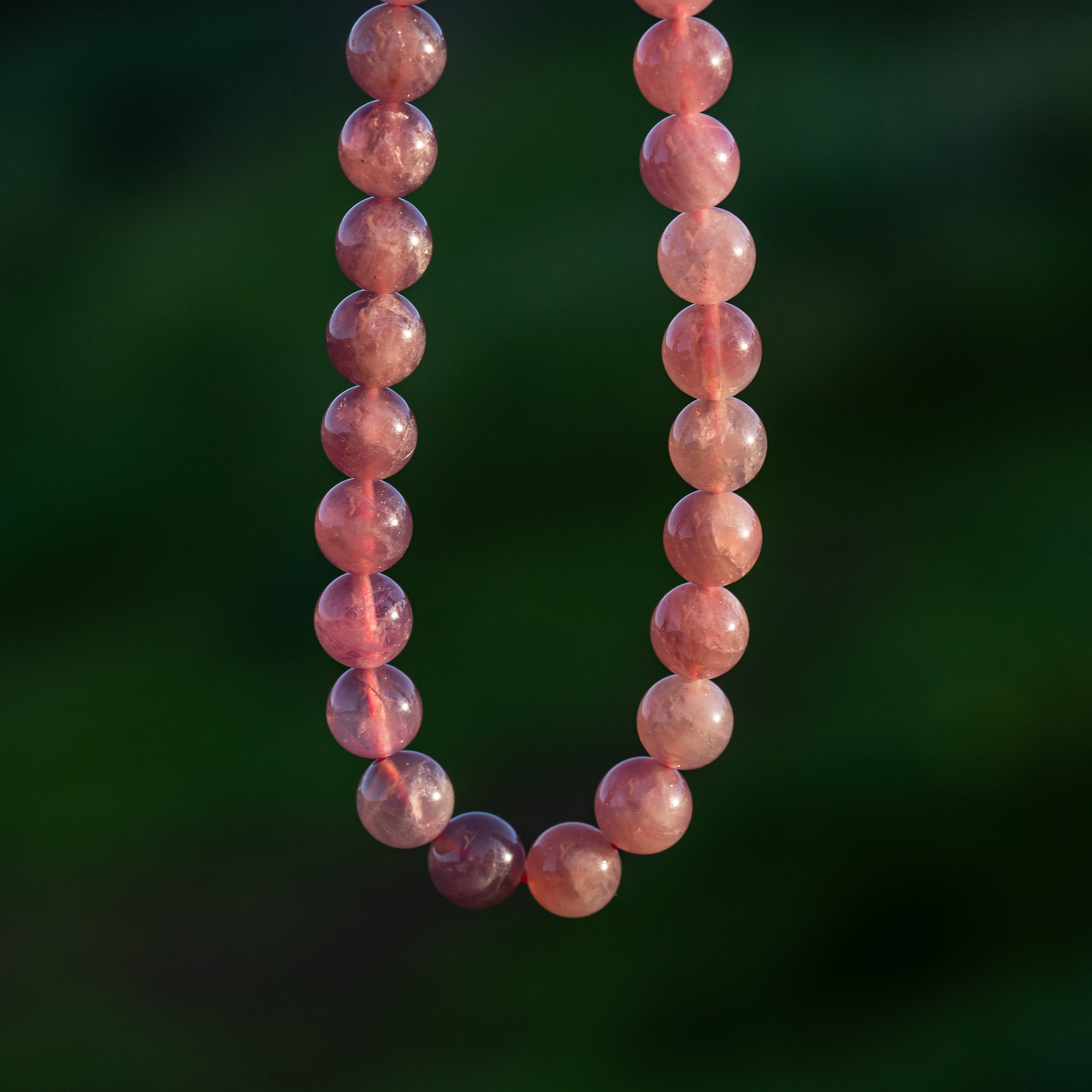 Perles rondes lisses de Quartz rose intense Madagascar de 6,5/8,5 mm ( 1/2 rang de 32/23 perles )