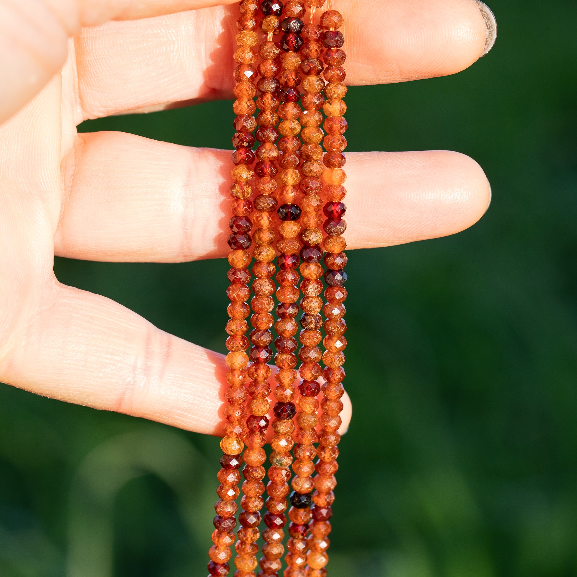 Perles rondelles facettes de Grenat hessonite de 3,8 mm ( rang de env 140 perles )