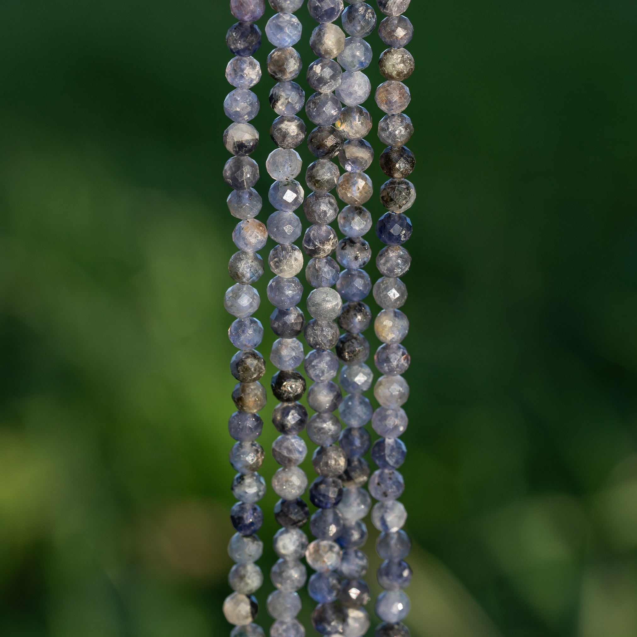 Perles rondes facettes de Iolite de 4,5 mm ( rang de env 96 perles )