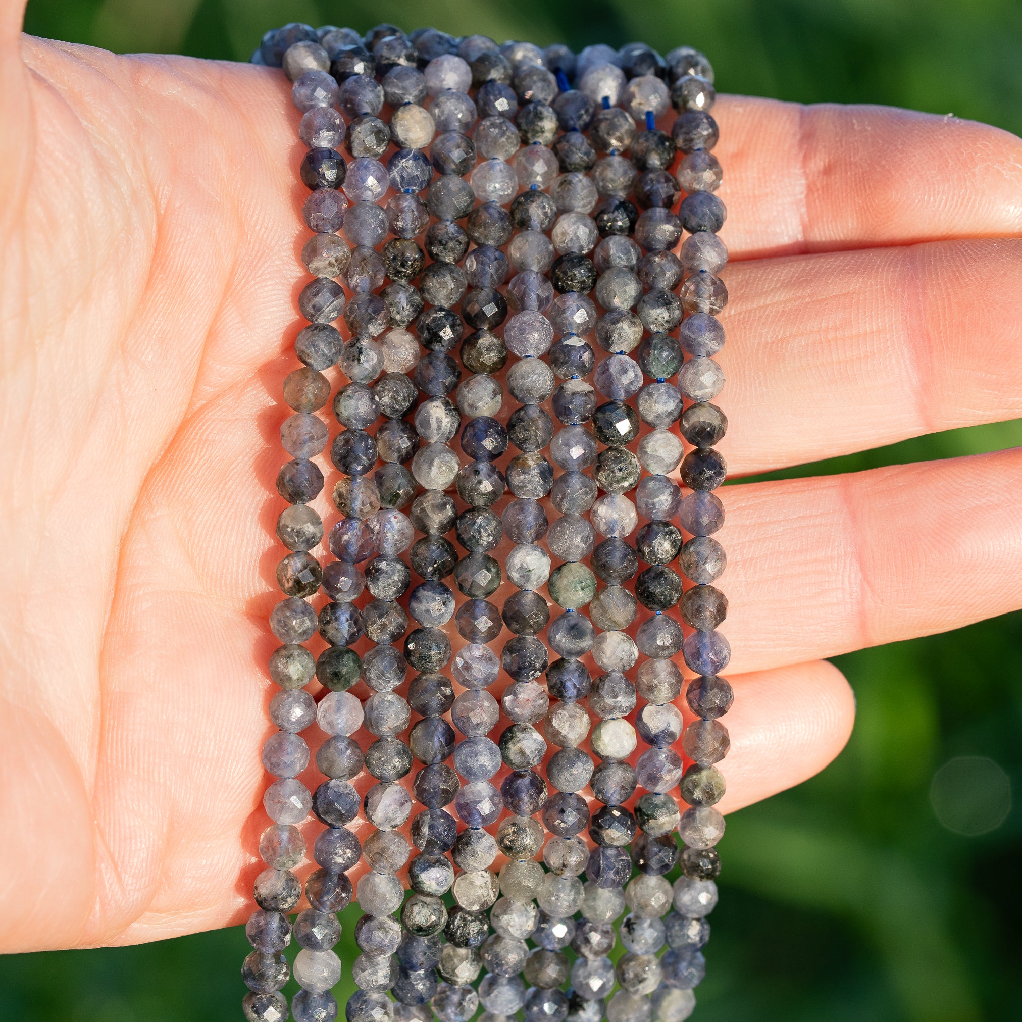 Perles rondes facettes de Iolite de 4,5 mm ( rang de env 96 perles )