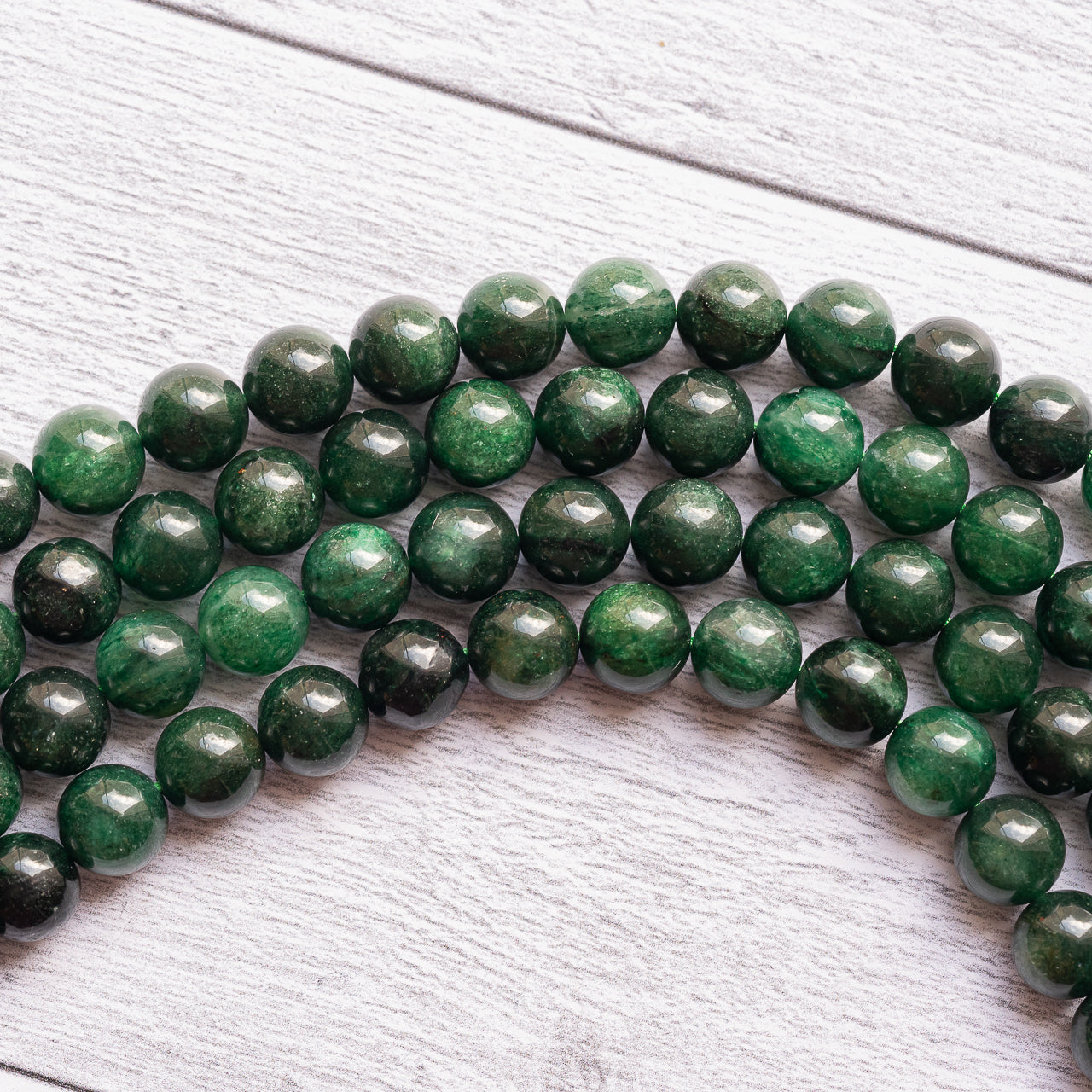 Perles rondes lisses de Fuschite de 10,5 mm ( 1/2 rang de env 18 perles )