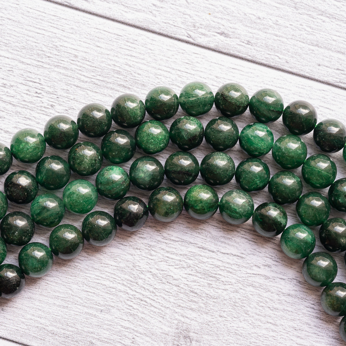 Perles rondes lisses de Fuschite de 10,5 mm ( 1/2 rang de env 18 perles )