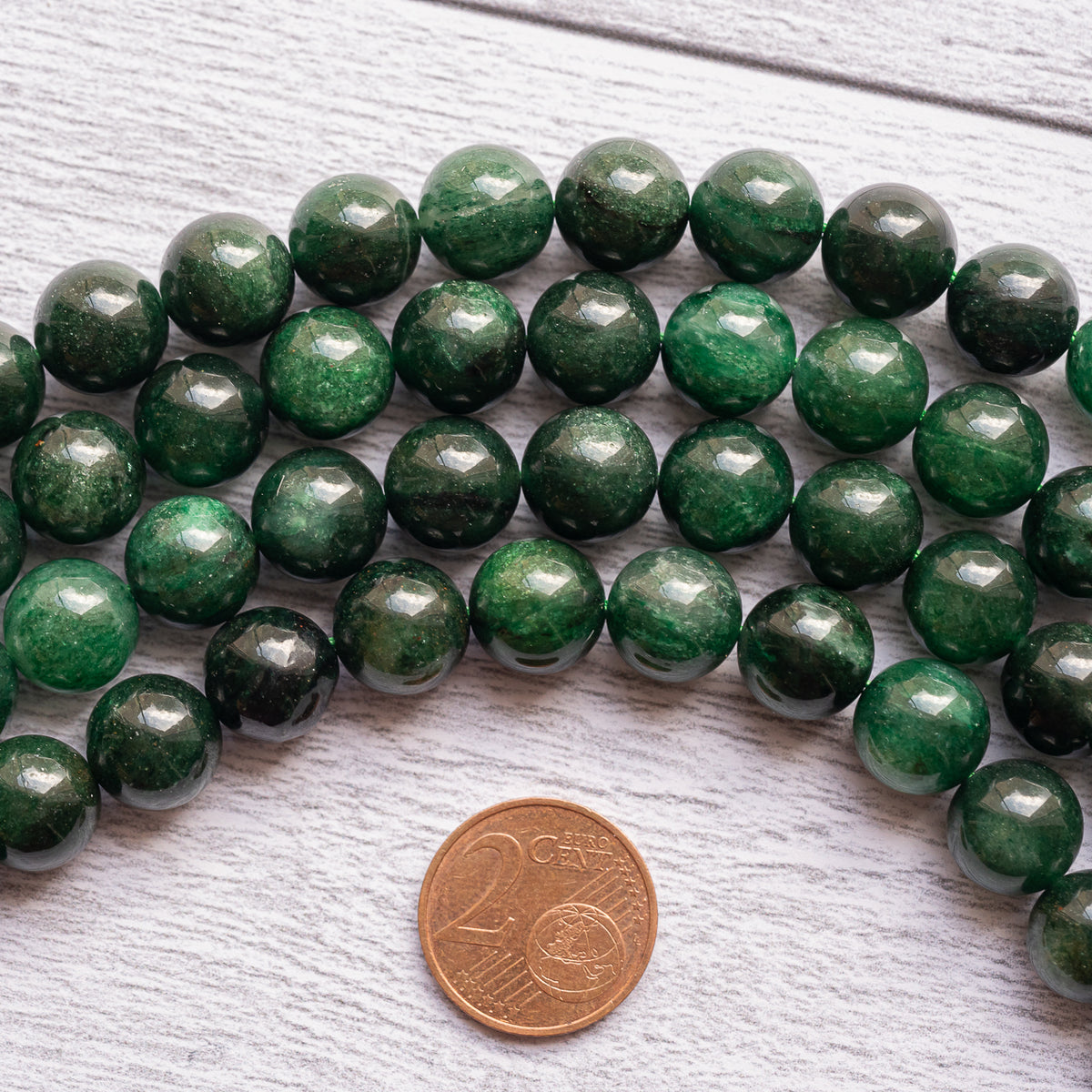 Perles rondes lisses de Fuschite de 10,5 mm ( 1/2 rang de env 18 perles )