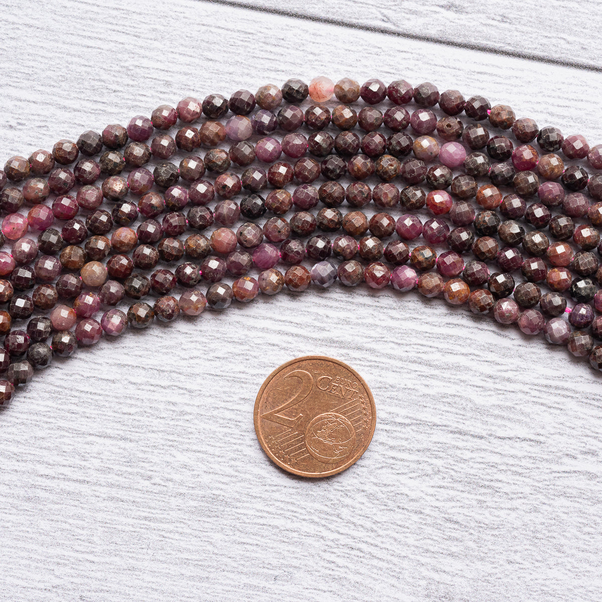 Perles rondes facettes de Corindon de 4 mm ( 1/2 rang de env 48 perles )
