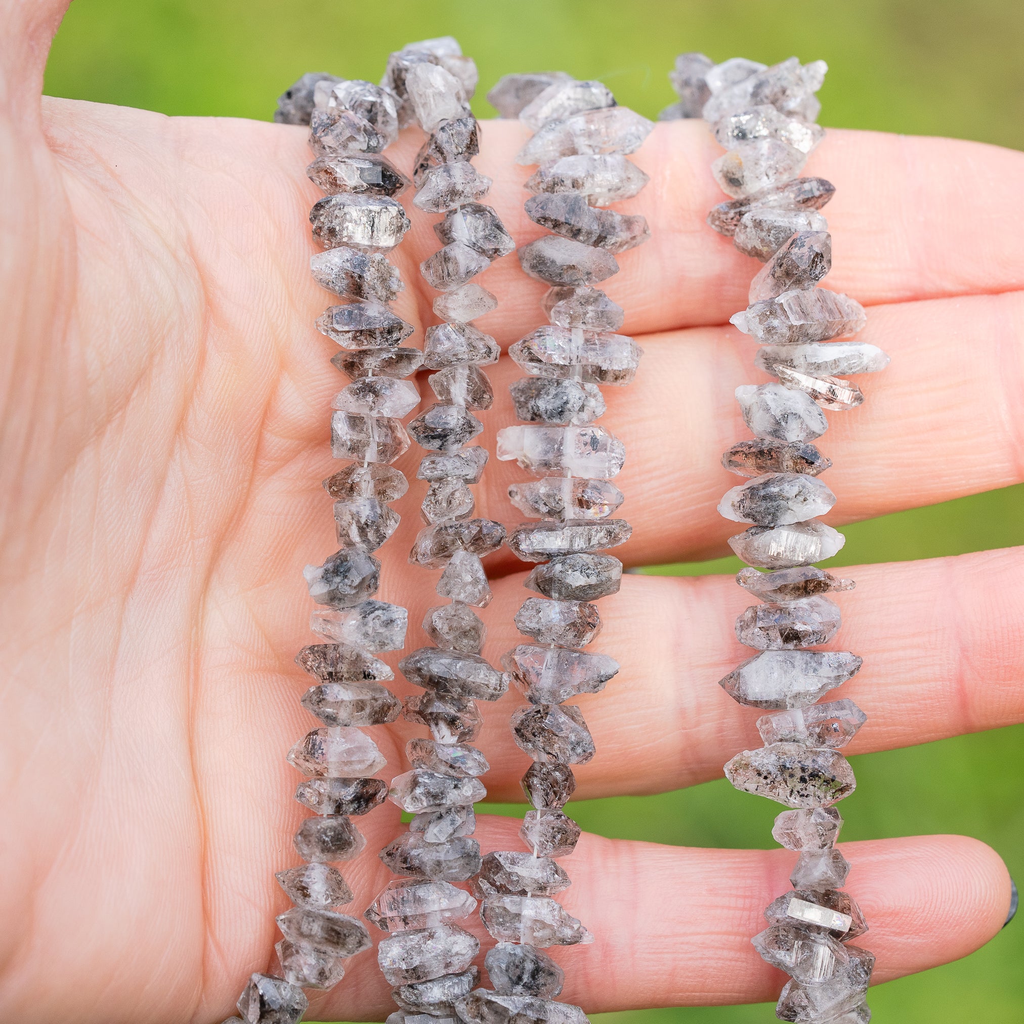 Cristaux bruts de Herkimer avec inclusions de env 7/12 mm ( 1/2 rang de env 20 cm )