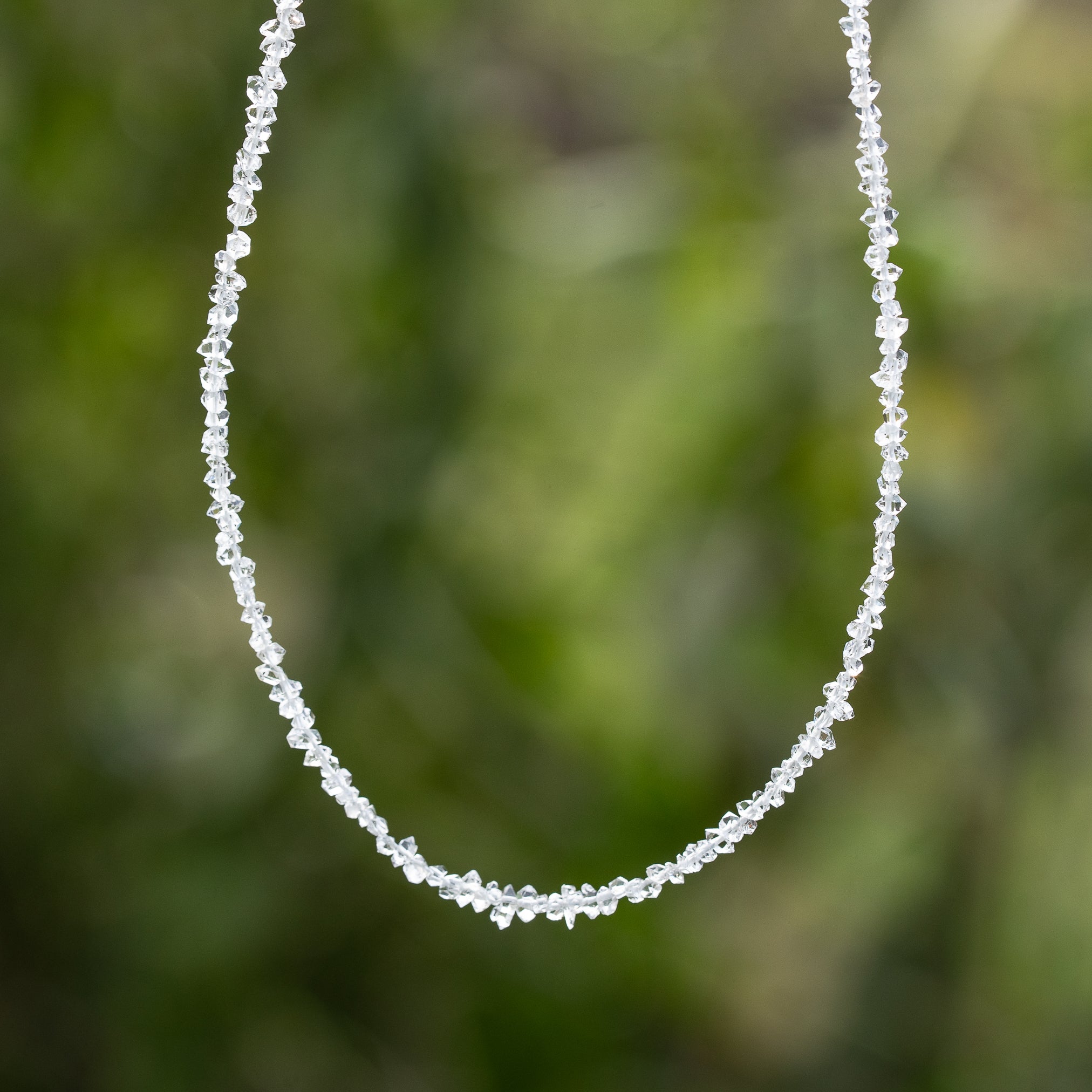 Petits cristaux bruts de Herkimer de env 2,5 x 1,5 mm ( 1/4 rang de env 70/75 perles )