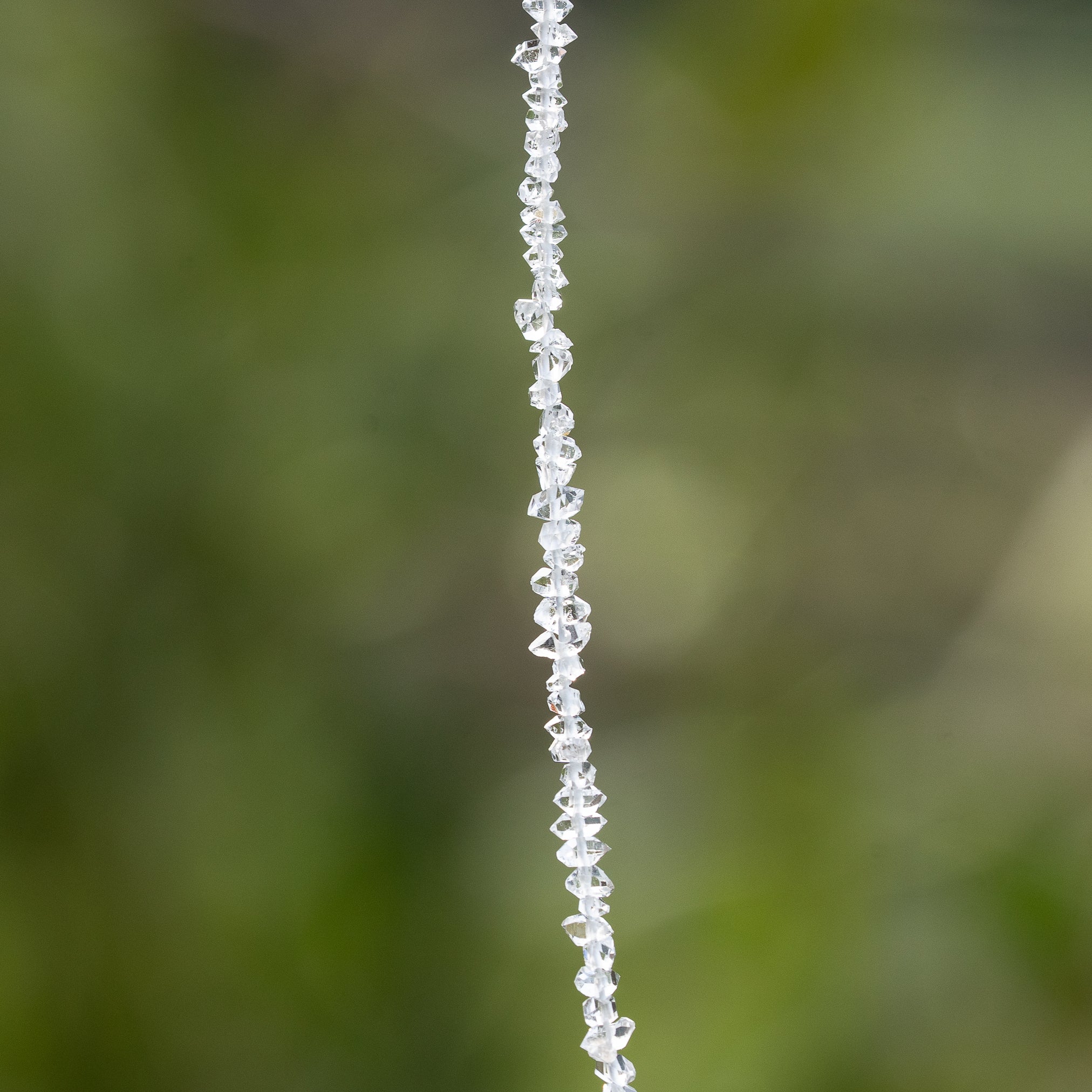 Petits cristaux bruts de Herkimer de env 2,5 x 1,5 mm ( 1/4 rang de env 70/75 perles )